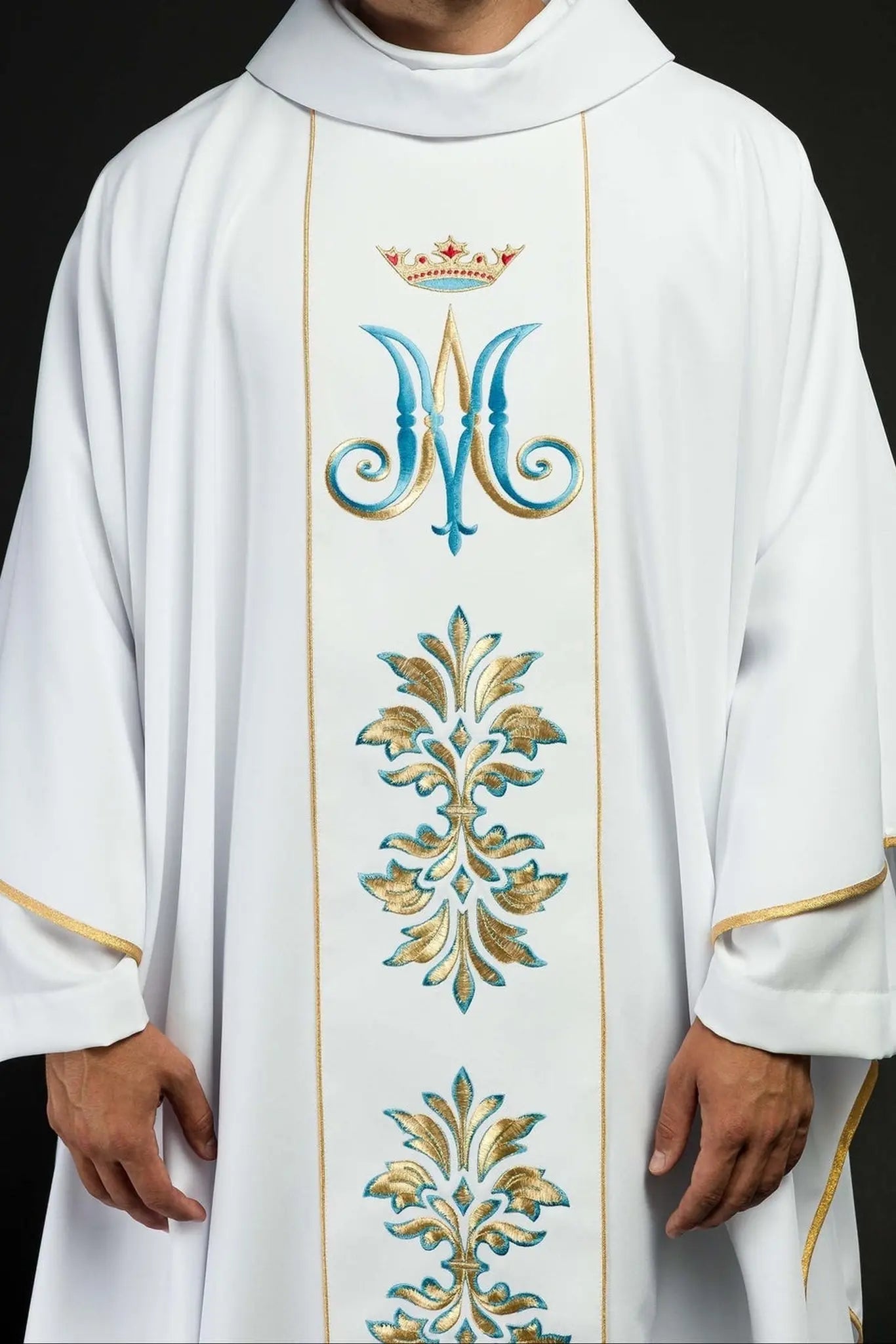 Chasuble brodée avec motif marial blanche
