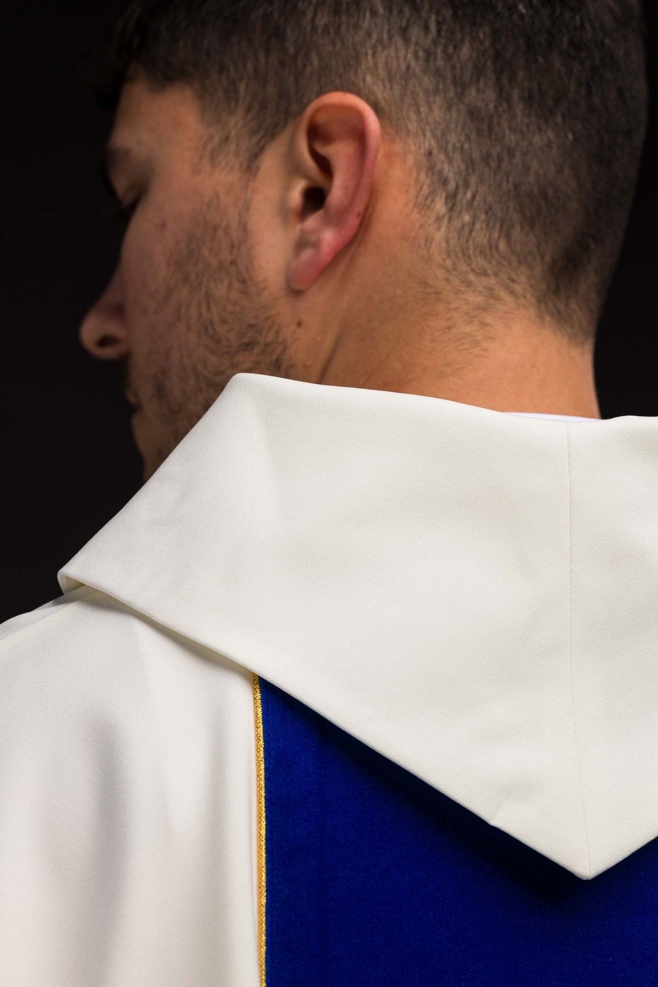 Ornement liturgique marial avec bande bleue brodée