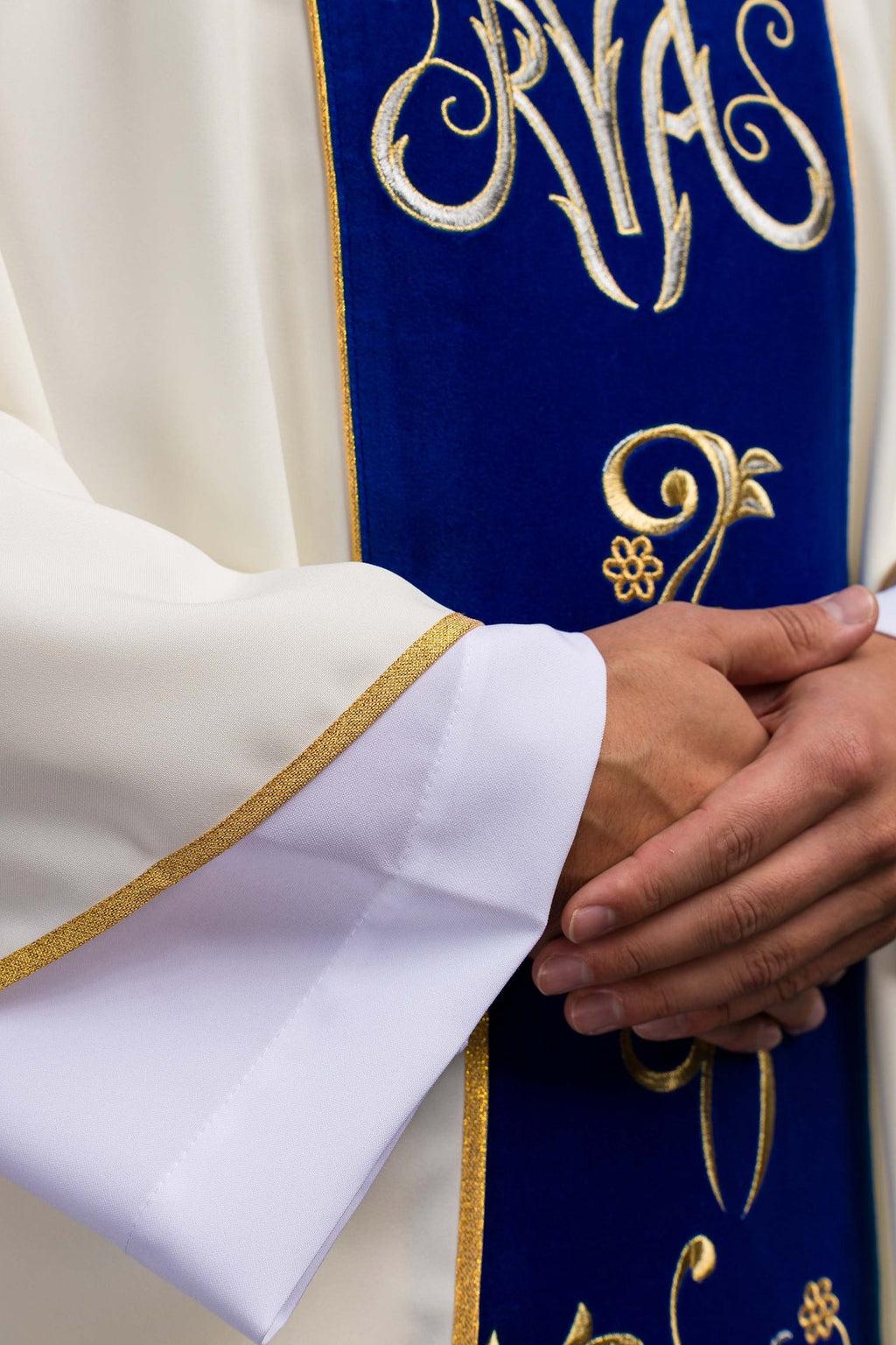 Ornement liturgique marial avec bande bleue brodée