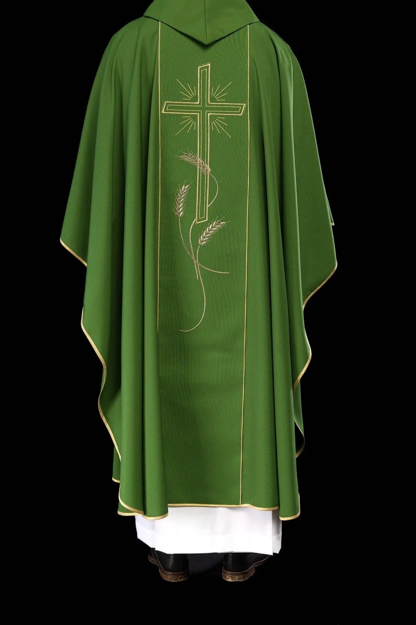 Chasuble verte avec large bande brodée dorée croix IHS
