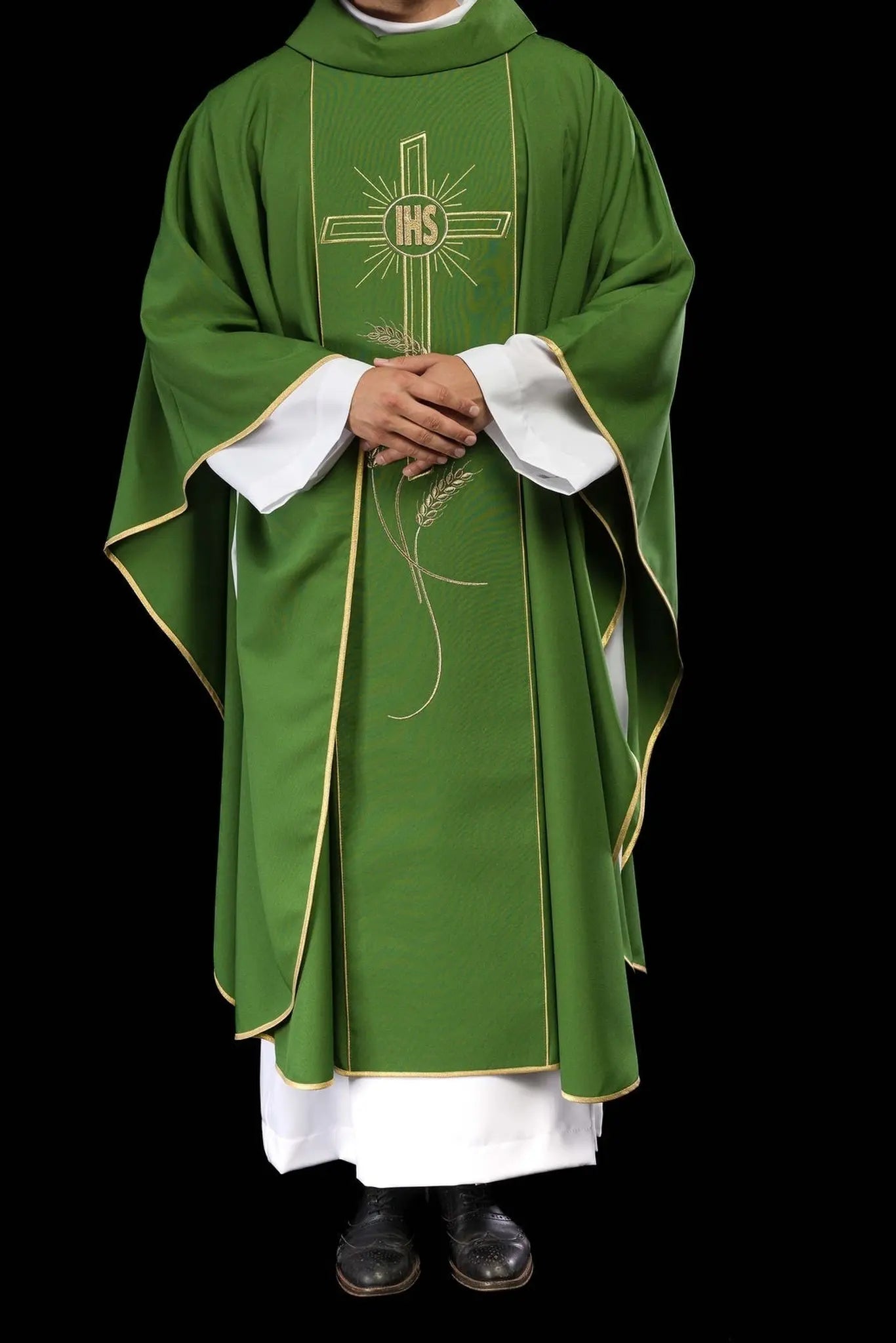 Chasuble verte avec large bande brodée dorée croix IHS
