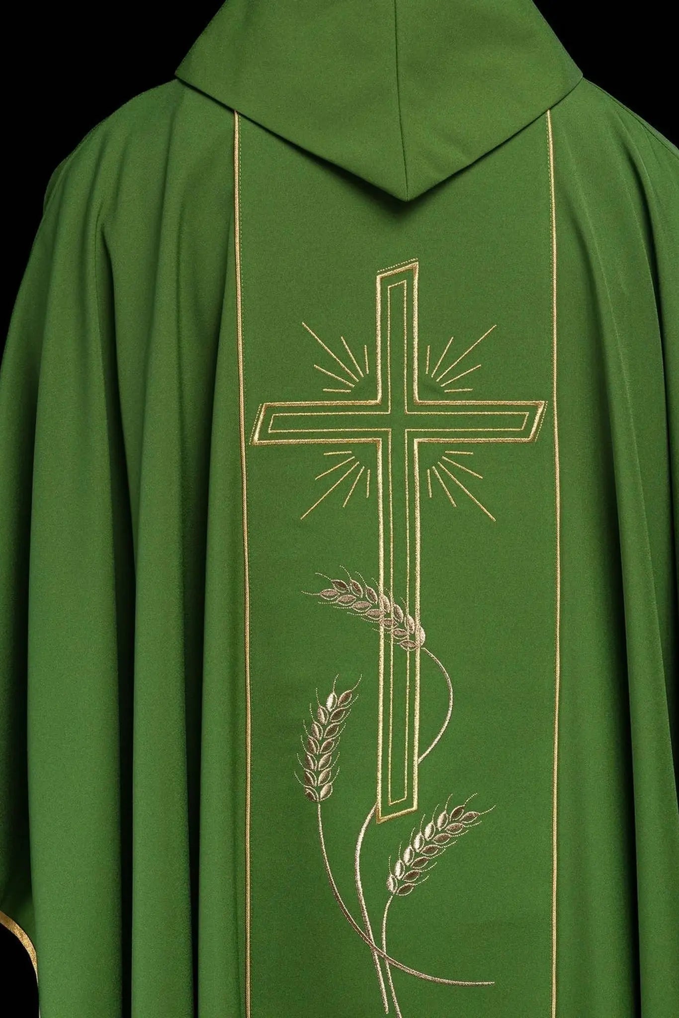 Chasuble verte avec large bande brodée dorée croix IHS