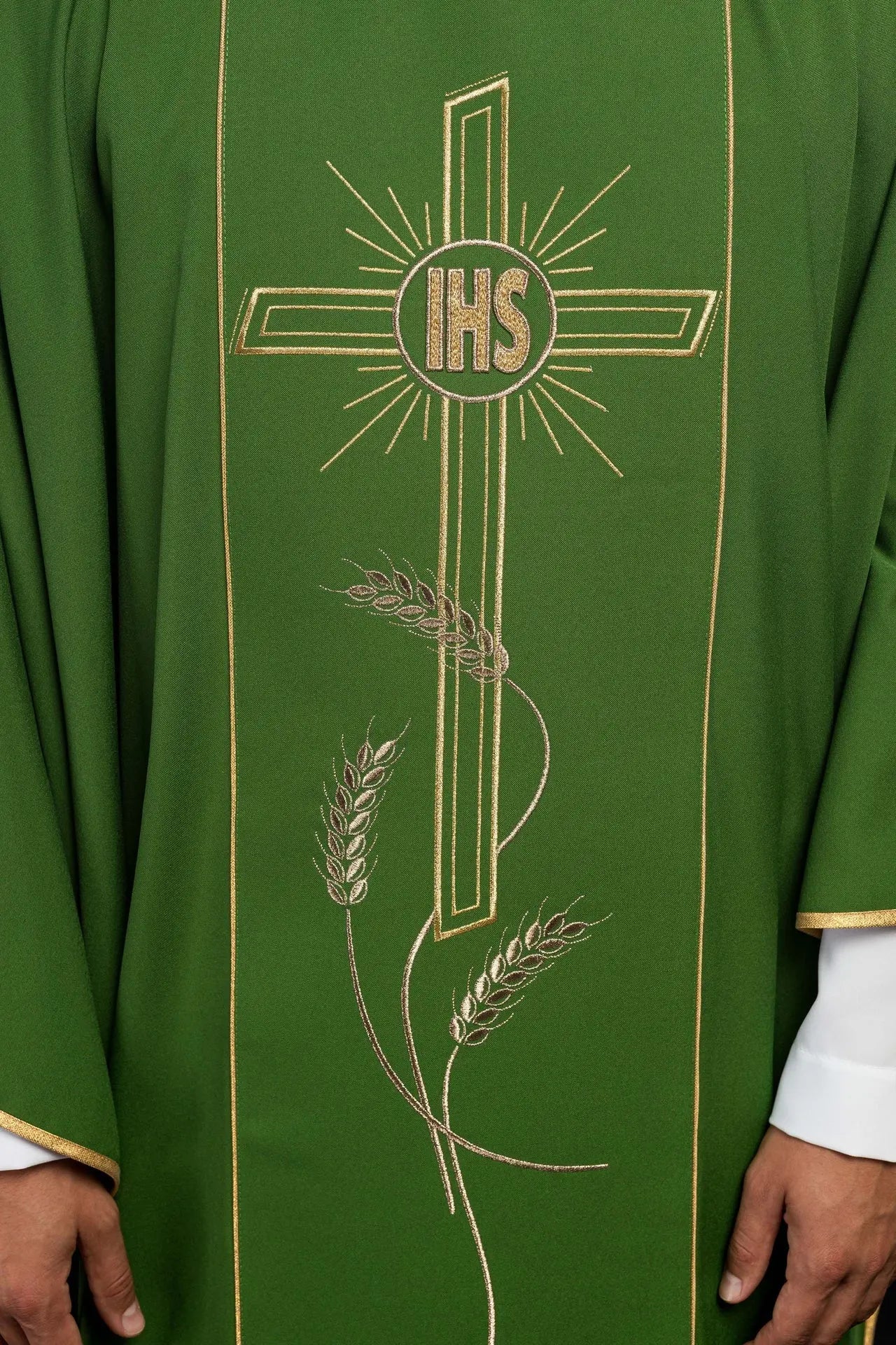 Chasuble verte avec large bande brodée dorée croix IHS