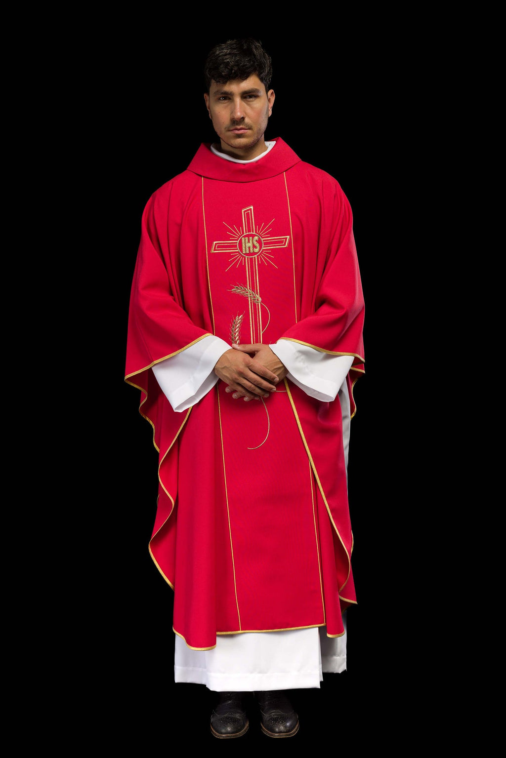 Czerwony ornat z szerokim haftowanym złotym pasem Krzyż IHS - ORNATY.PL