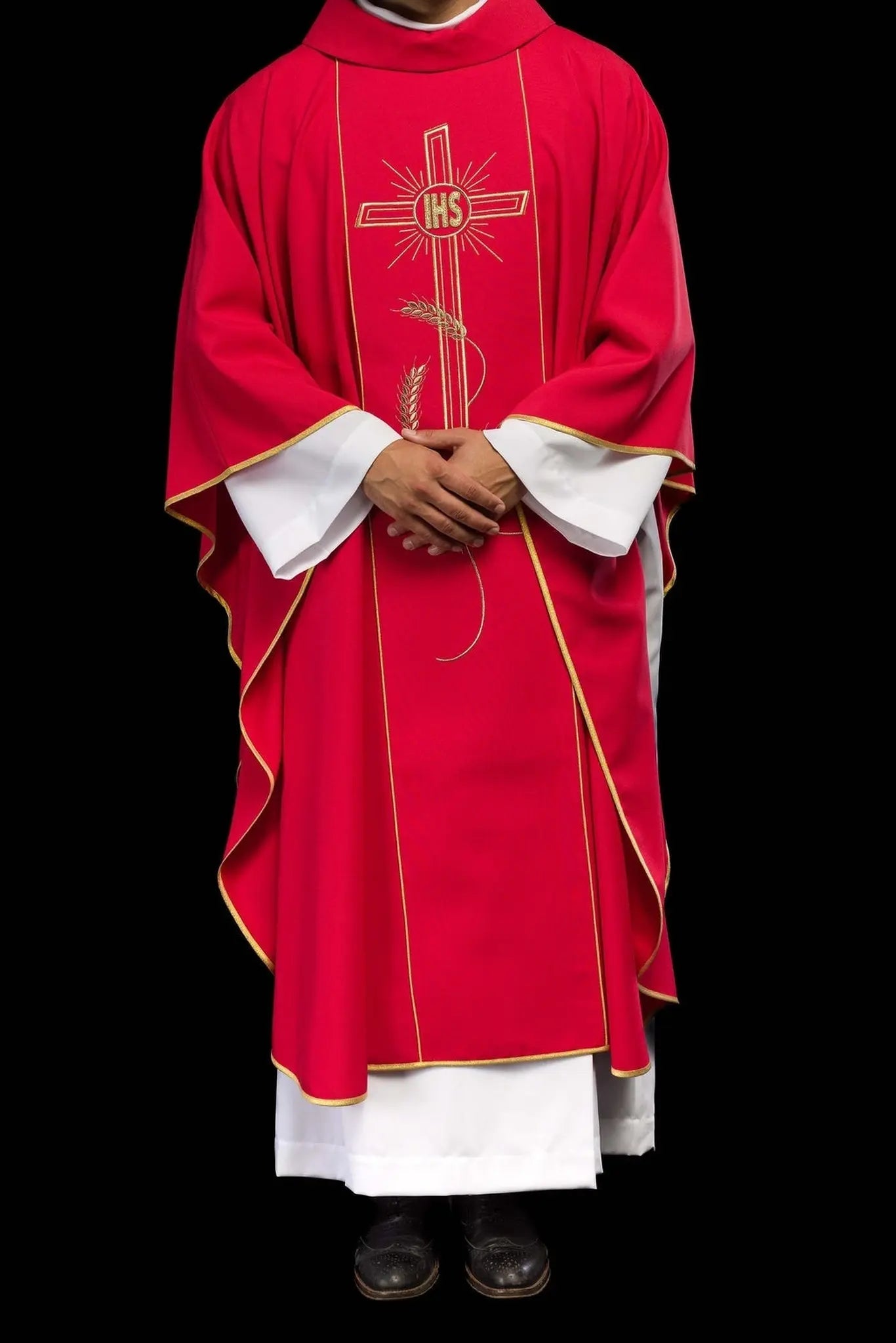 Chasuble rouge avec large bande brodée dorée croix IHS
