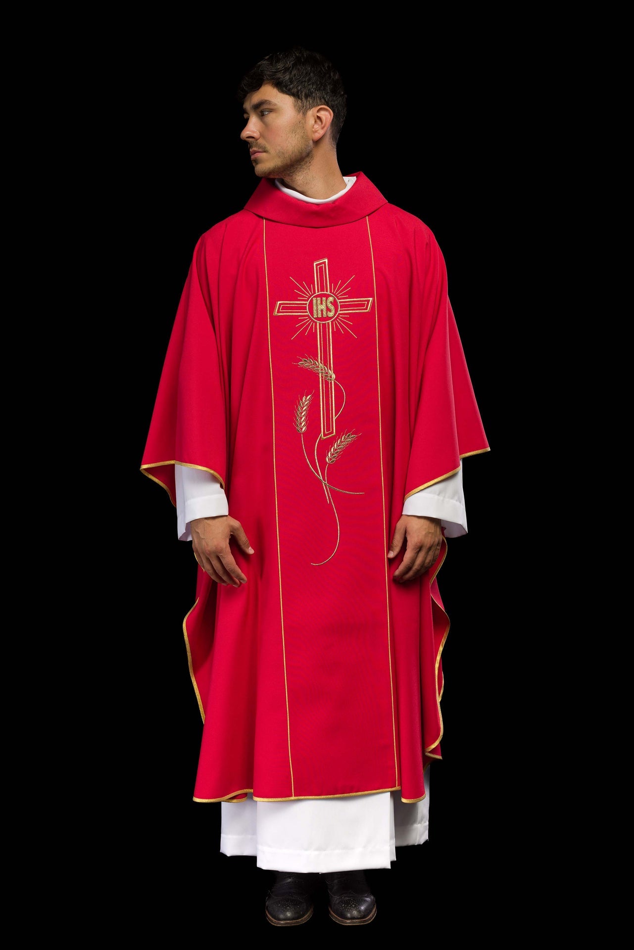 Czerwony ornat z szerokim haftowanym złotym pasem Krzyż IHS - ORNATY.PL