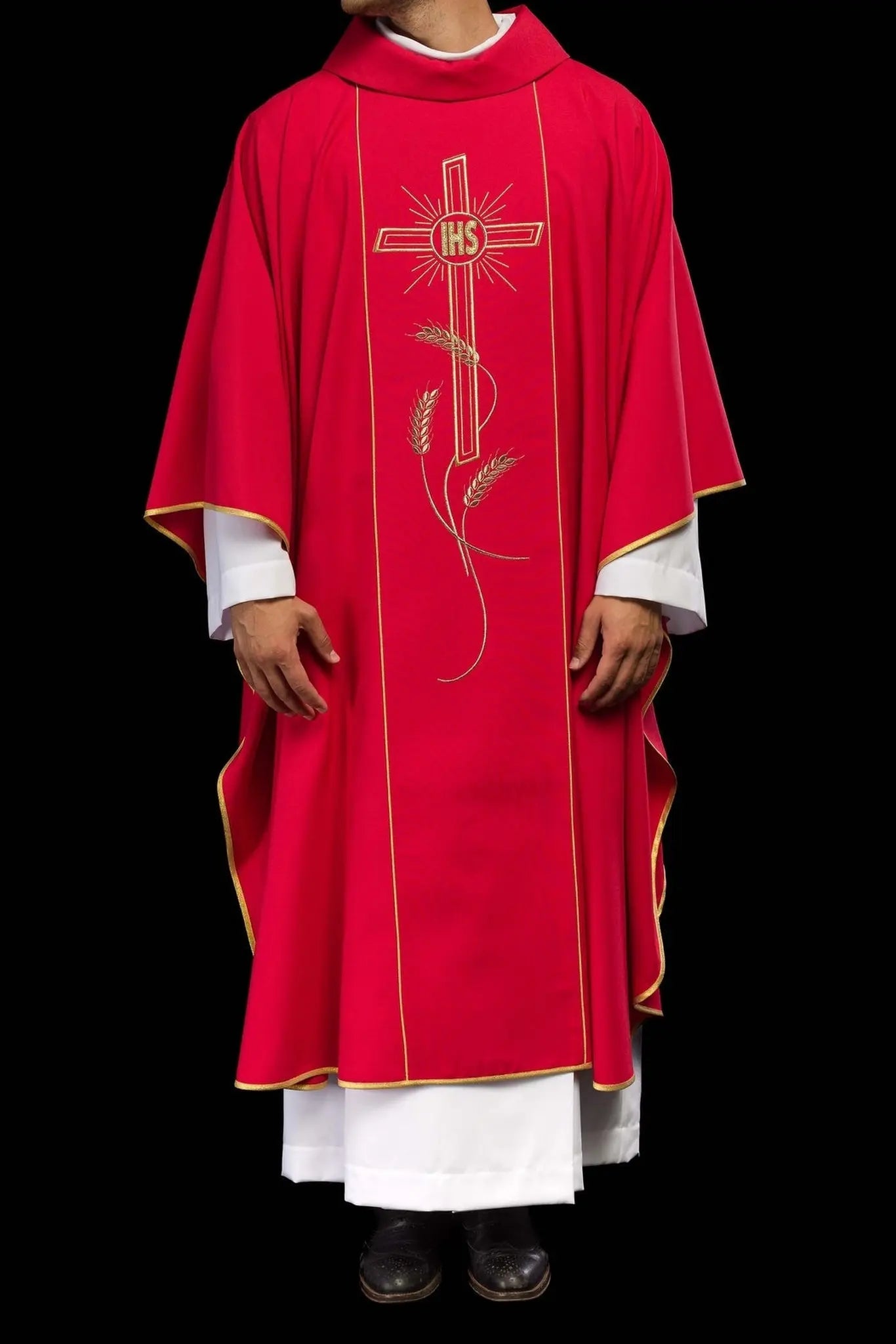 Chasuble rouge avec large bande brodée dorée croix IHS