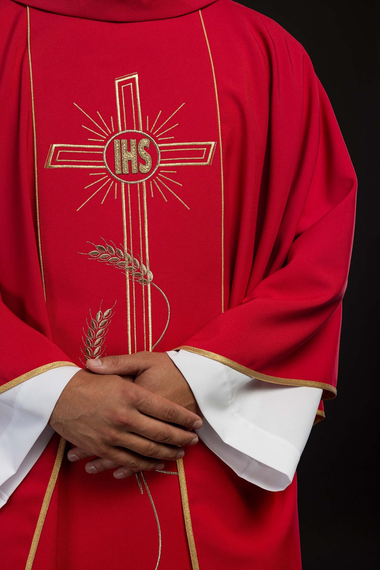 Czerwony ornat z szerokim haftowanym złotym pasem Krzyż IHS - ORNATY.PL