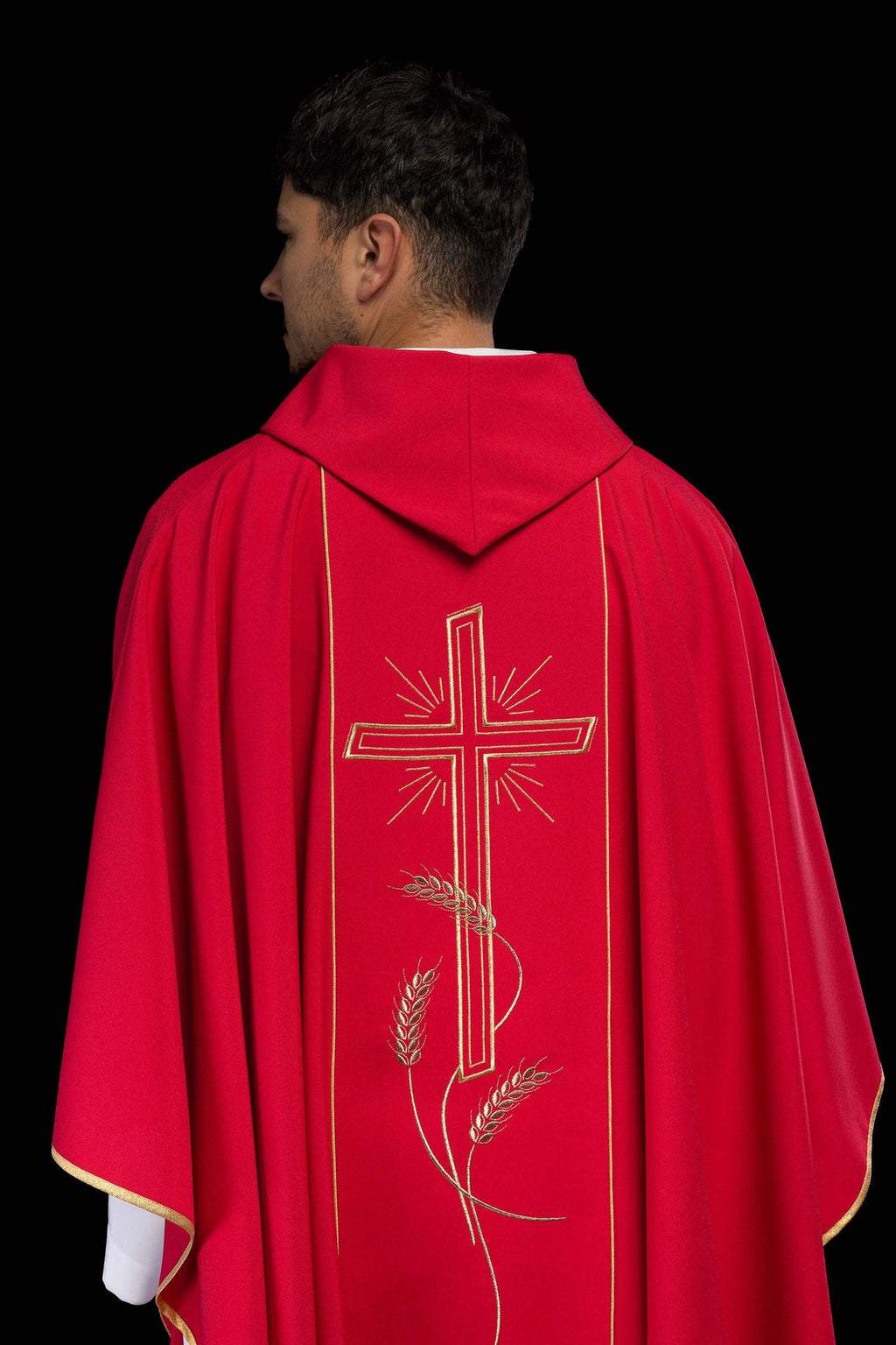 Czerwony ornat z szerokim haftowanym złotym pasem Krzyż IHS - ORNATY.PL