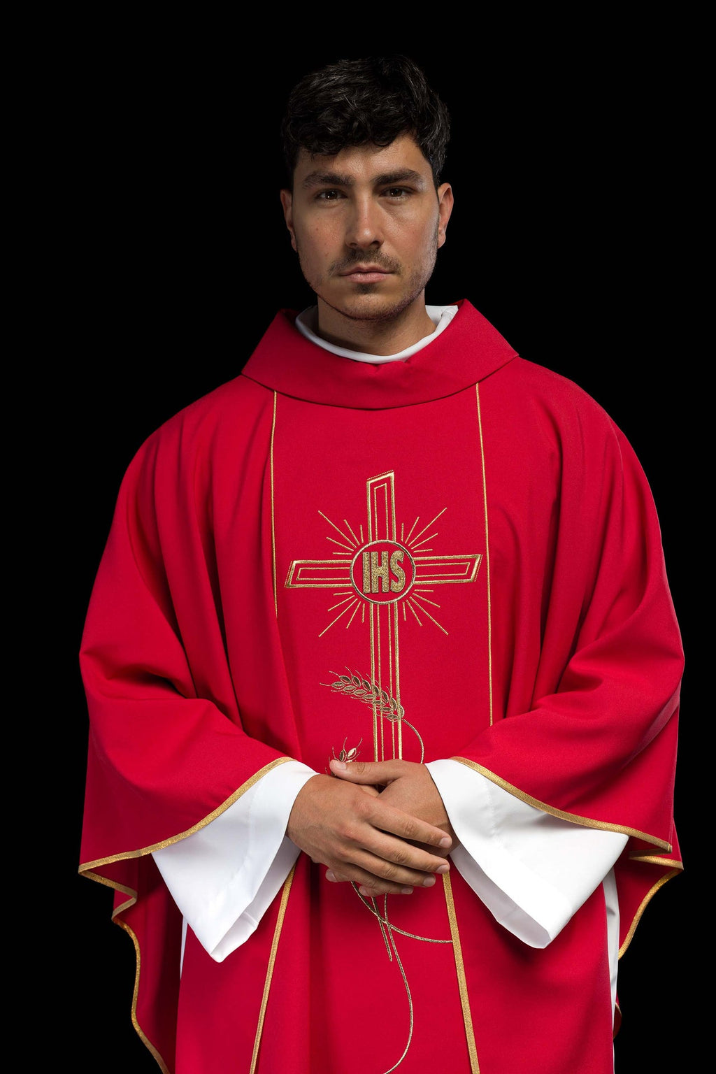 Czerwony ornat z szerokim haftowanym złotym pasem Krzyż IHS - ORNATY.PL