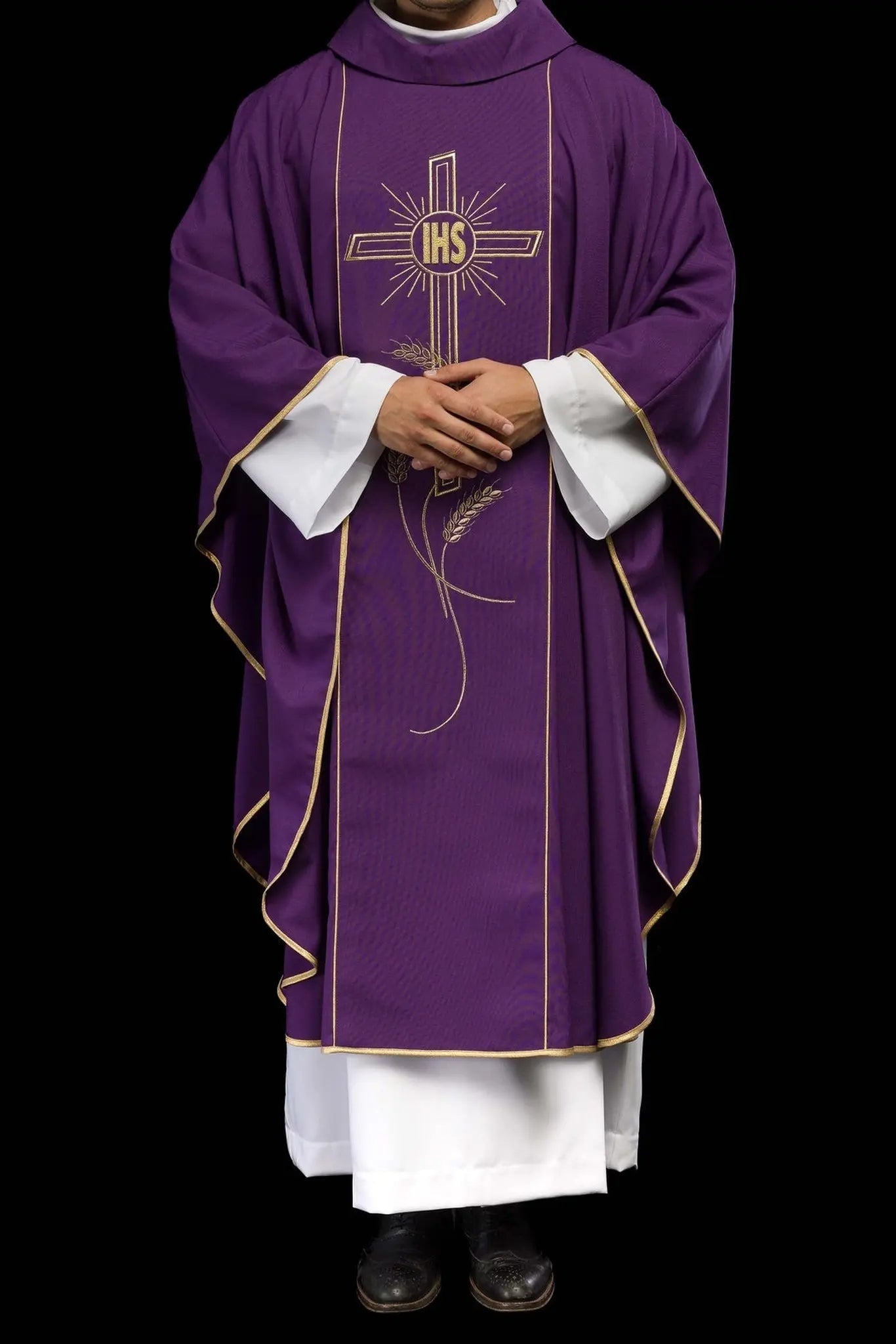 Chasuble violette avec large bande brodée d'or et croix IHS