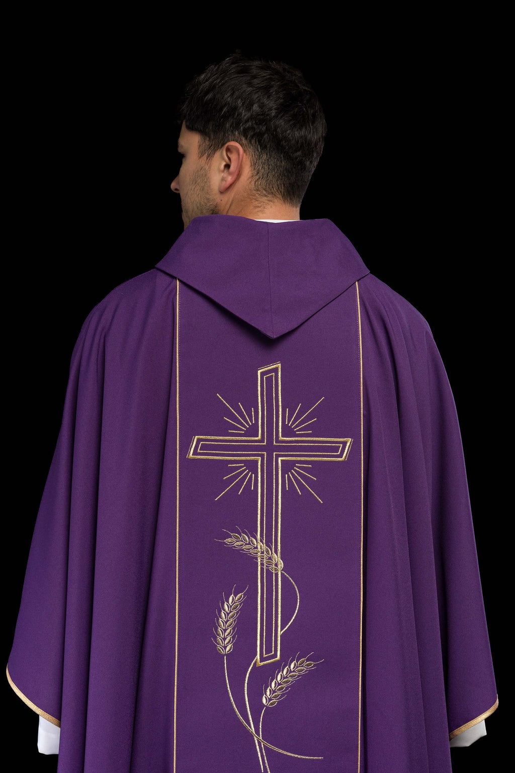 Fioletowy ornat z szerokim haftowanym złotym pasem Krzyż IHS - ORNATY.PL