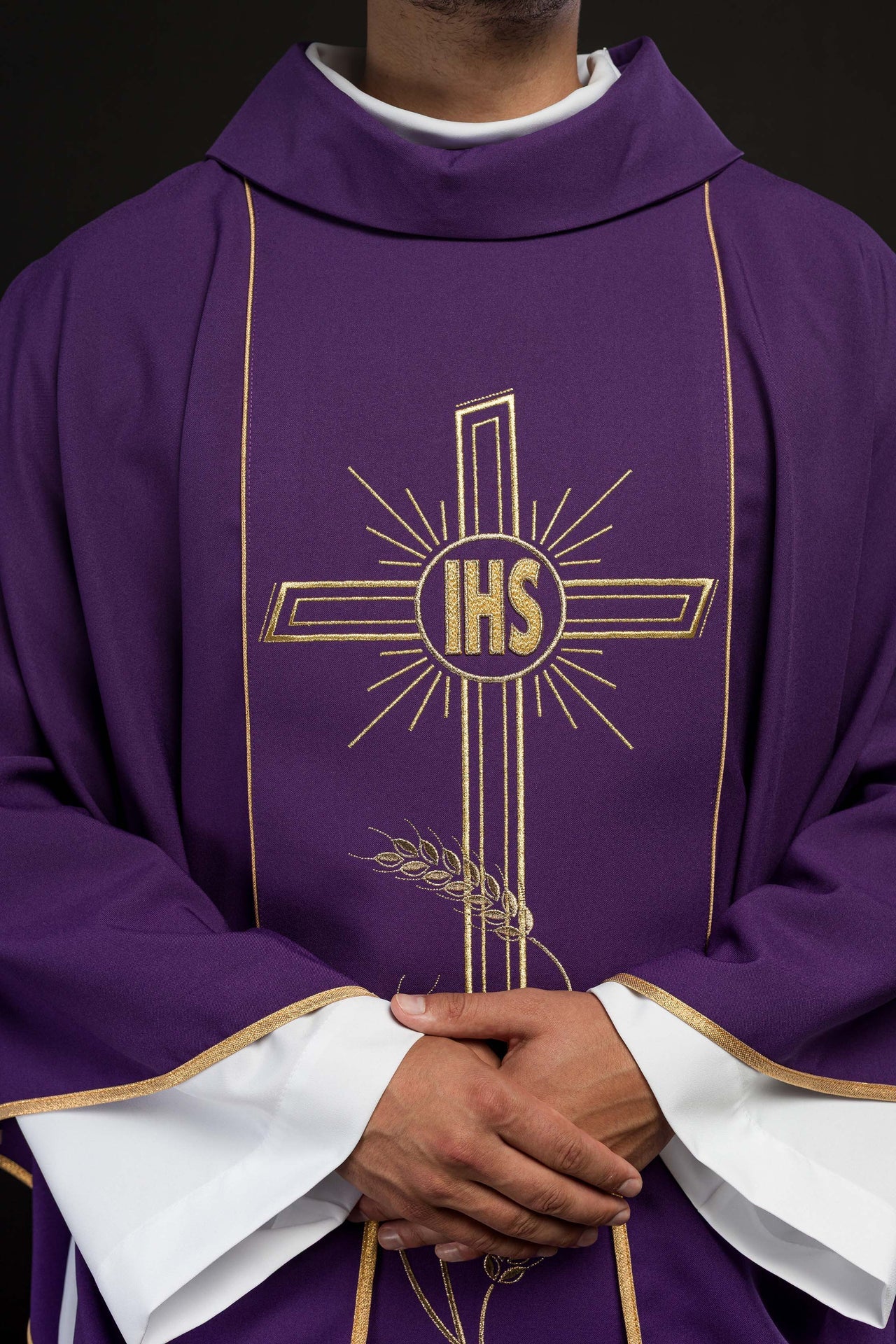 Fioletowy ornat z szerokim haftowanym złotym pasem Krzyż IHS - ORNATY.PL