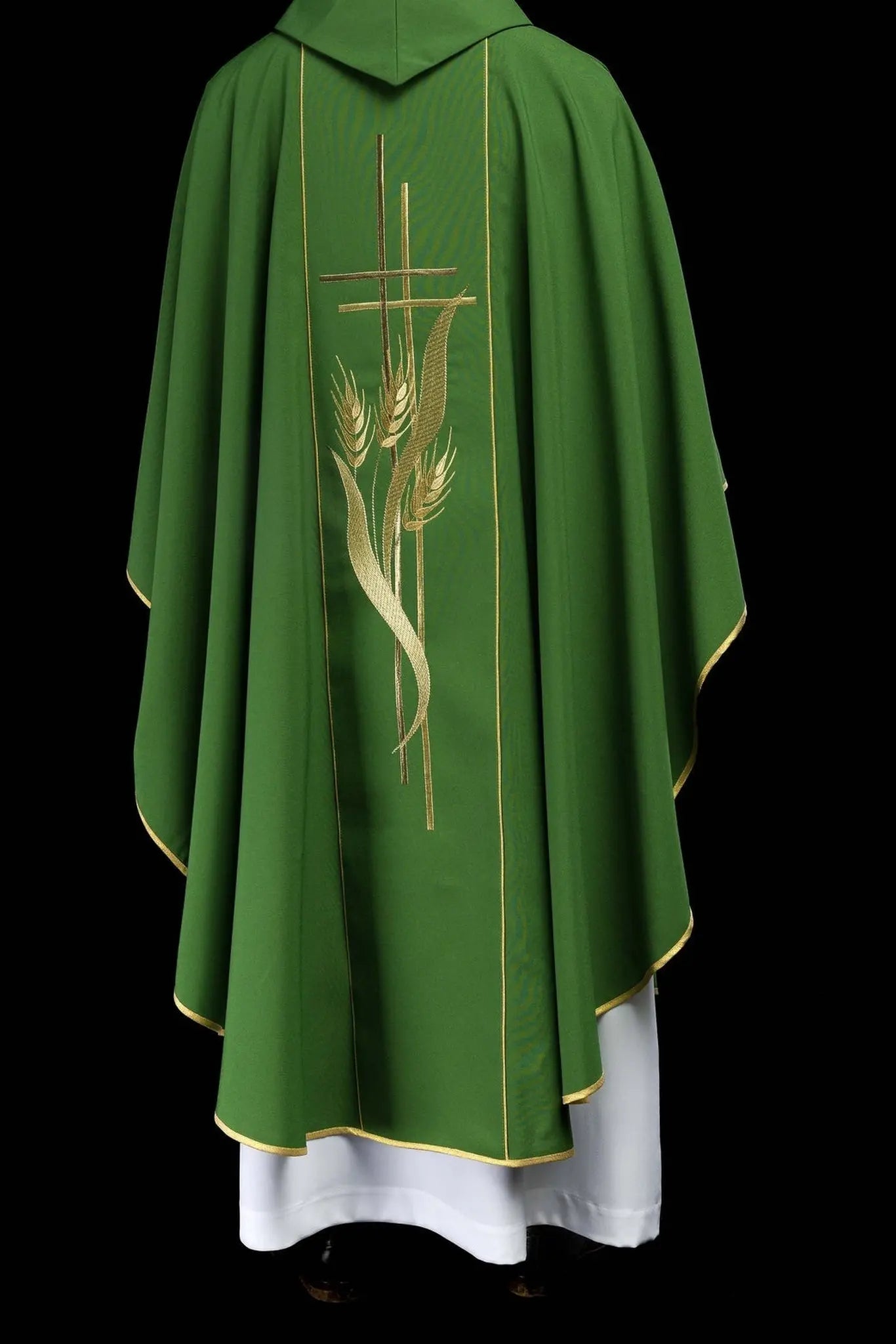 Chasuble verte brodée de motifs de croix et d'épis