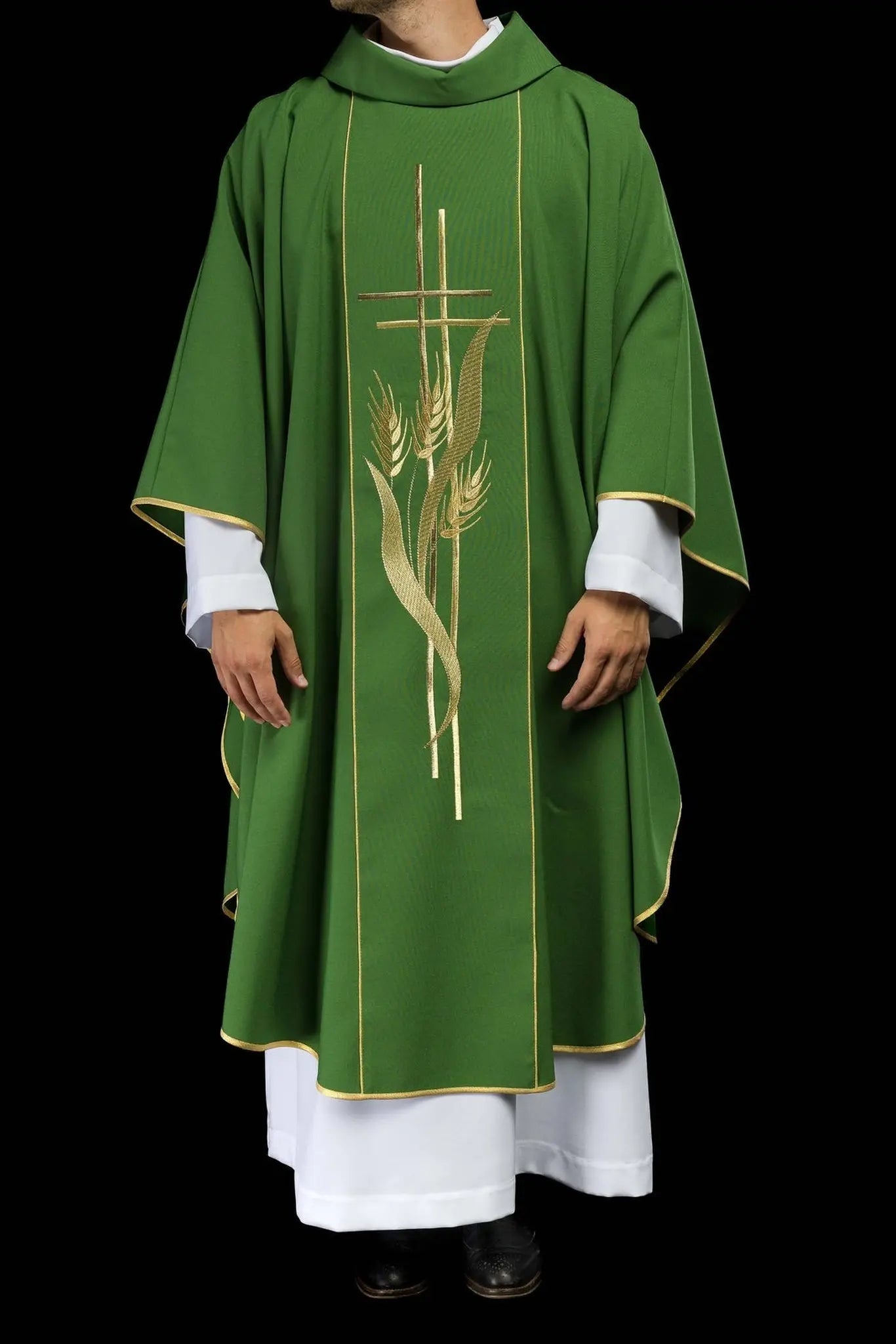 Chasuble verte brodée de motifs de croix et d'épis
