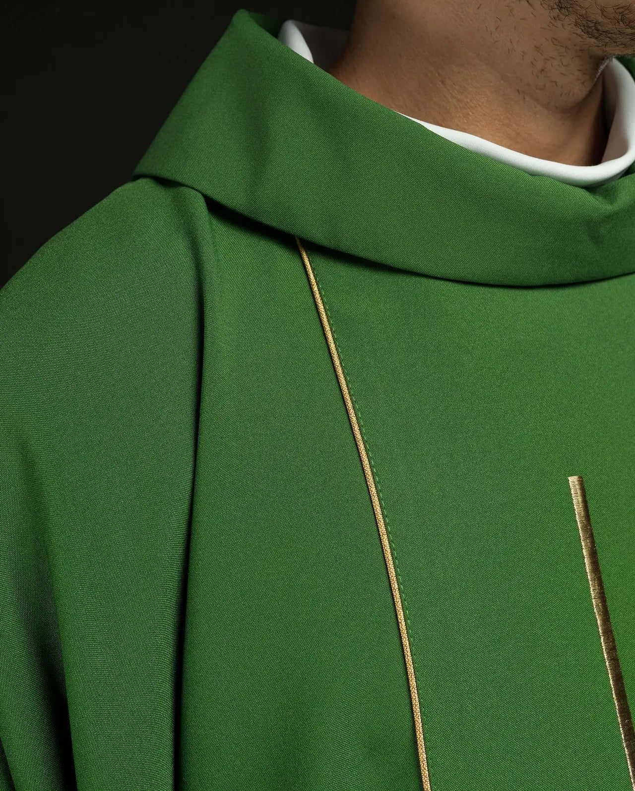 Chasuble verte brodée de motifs de croix et d'épis