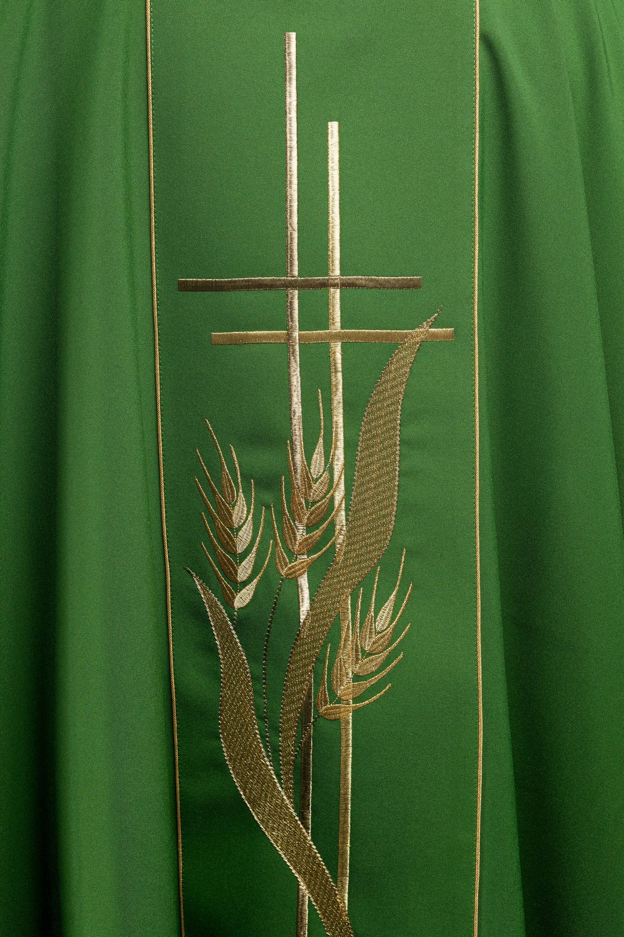 Zielony ornat haftowany motywami krzyża i kłosów - ORNATY.PL