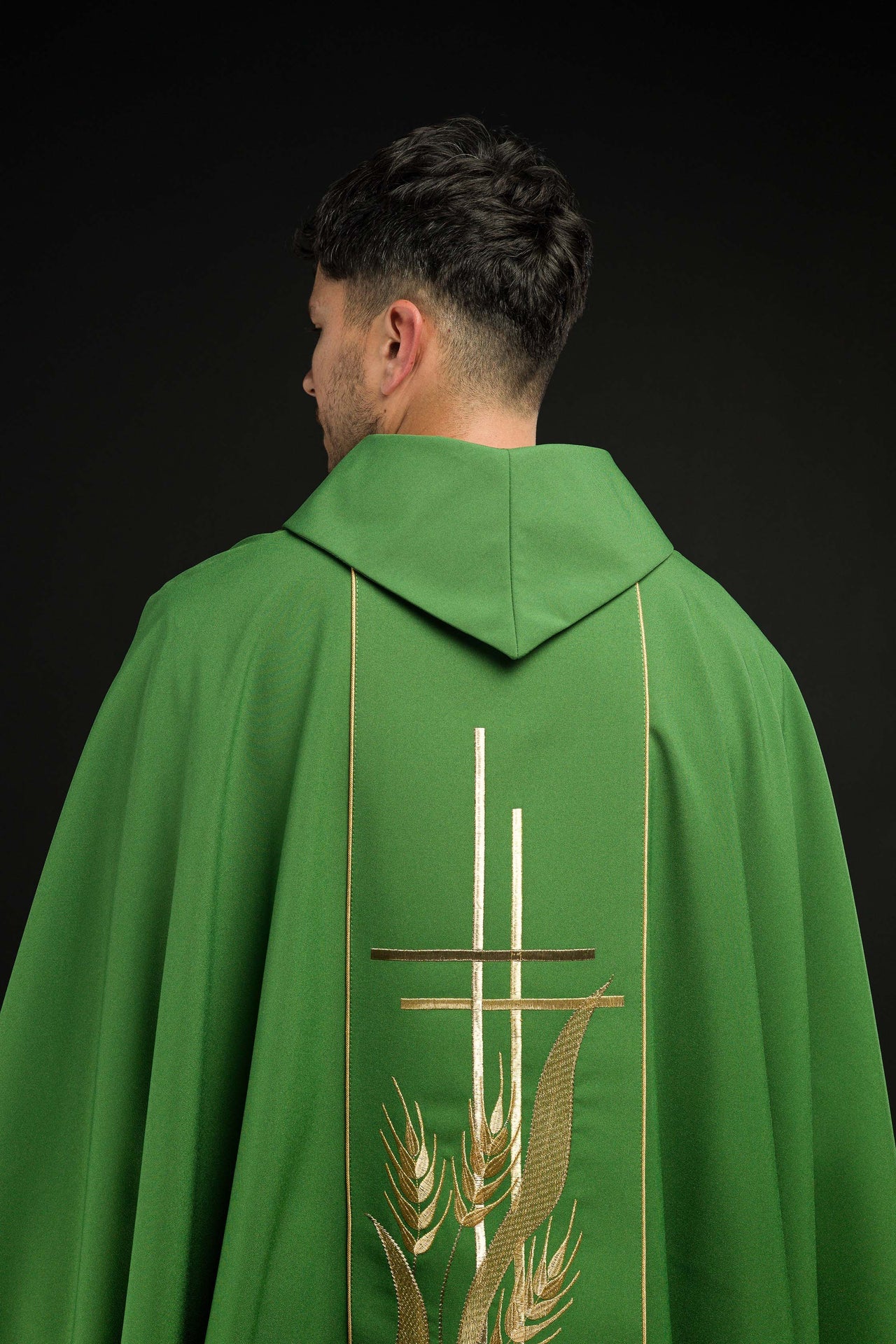 Zielony ornat haftowany motywami krzyża i kłosów - ORNATY.PL