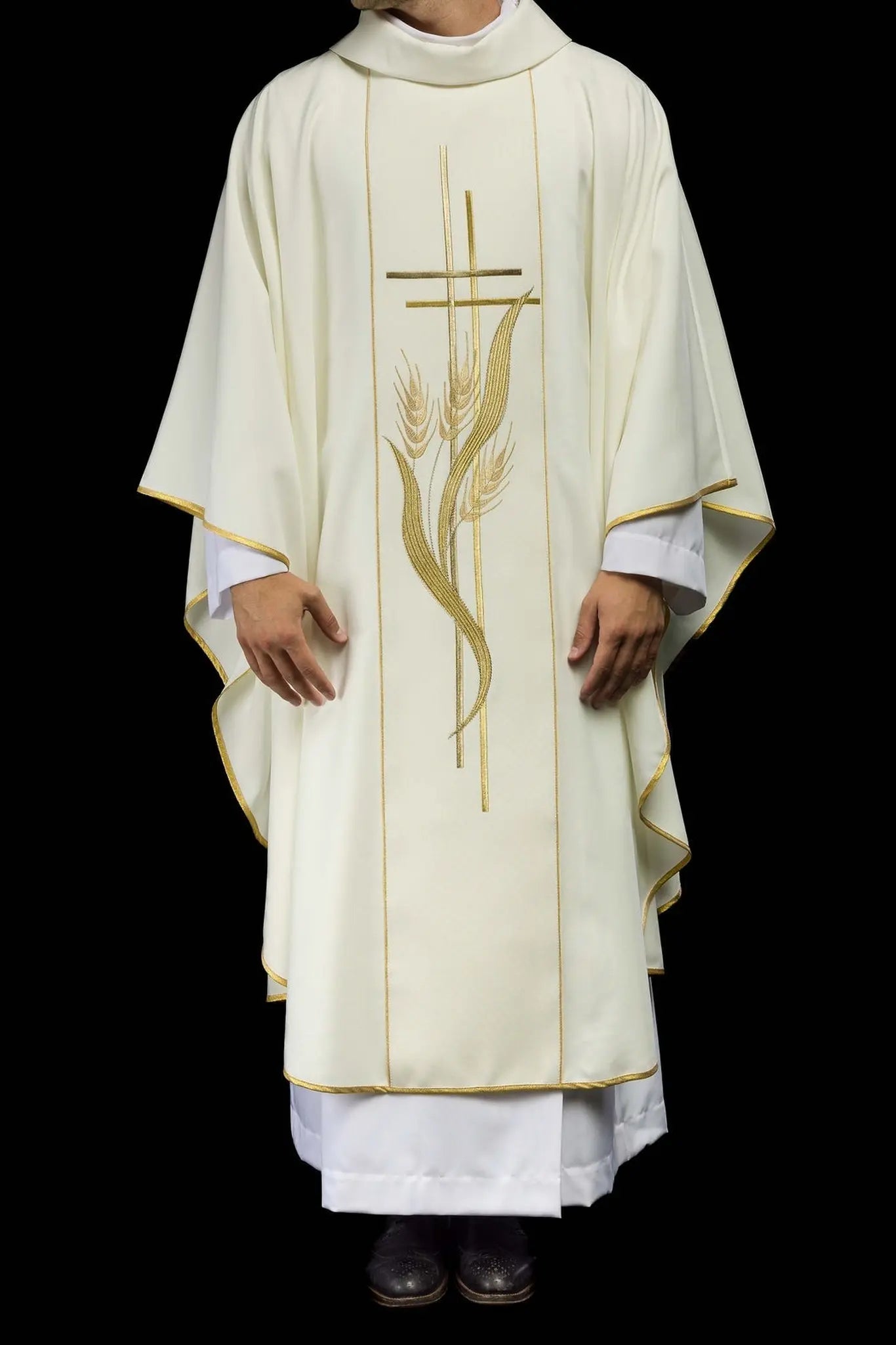 Chasuble brodée de motifs de croix et d'épis écru