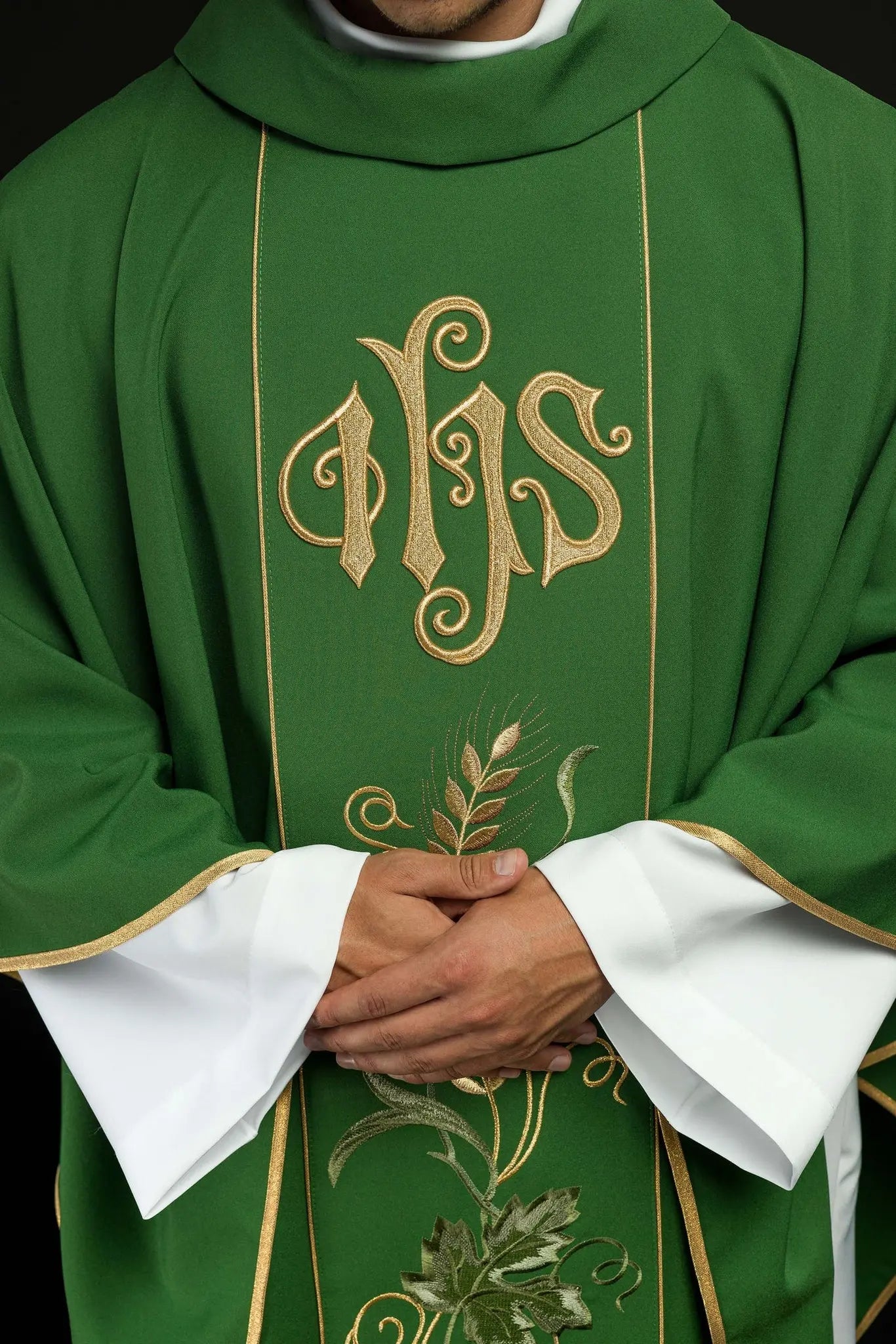 Chasuble verte à ceinture avec broderie IHS, oreilles et raisins