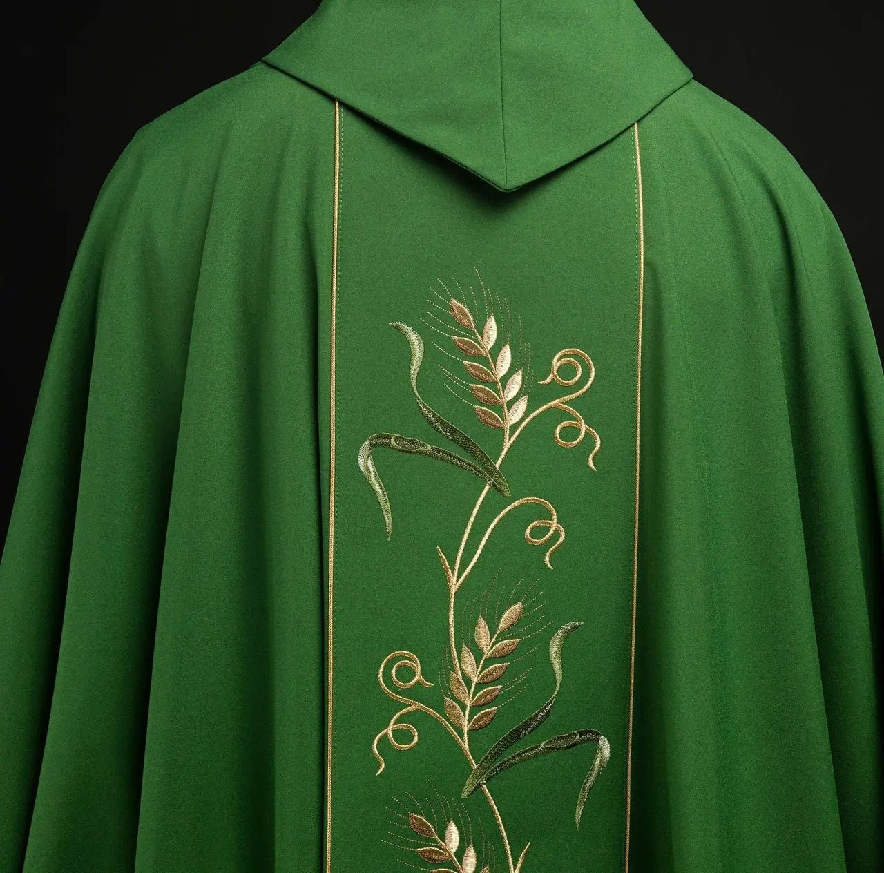 Chasuble verte à ceinture avec broderie IHS, oreilles et raisins