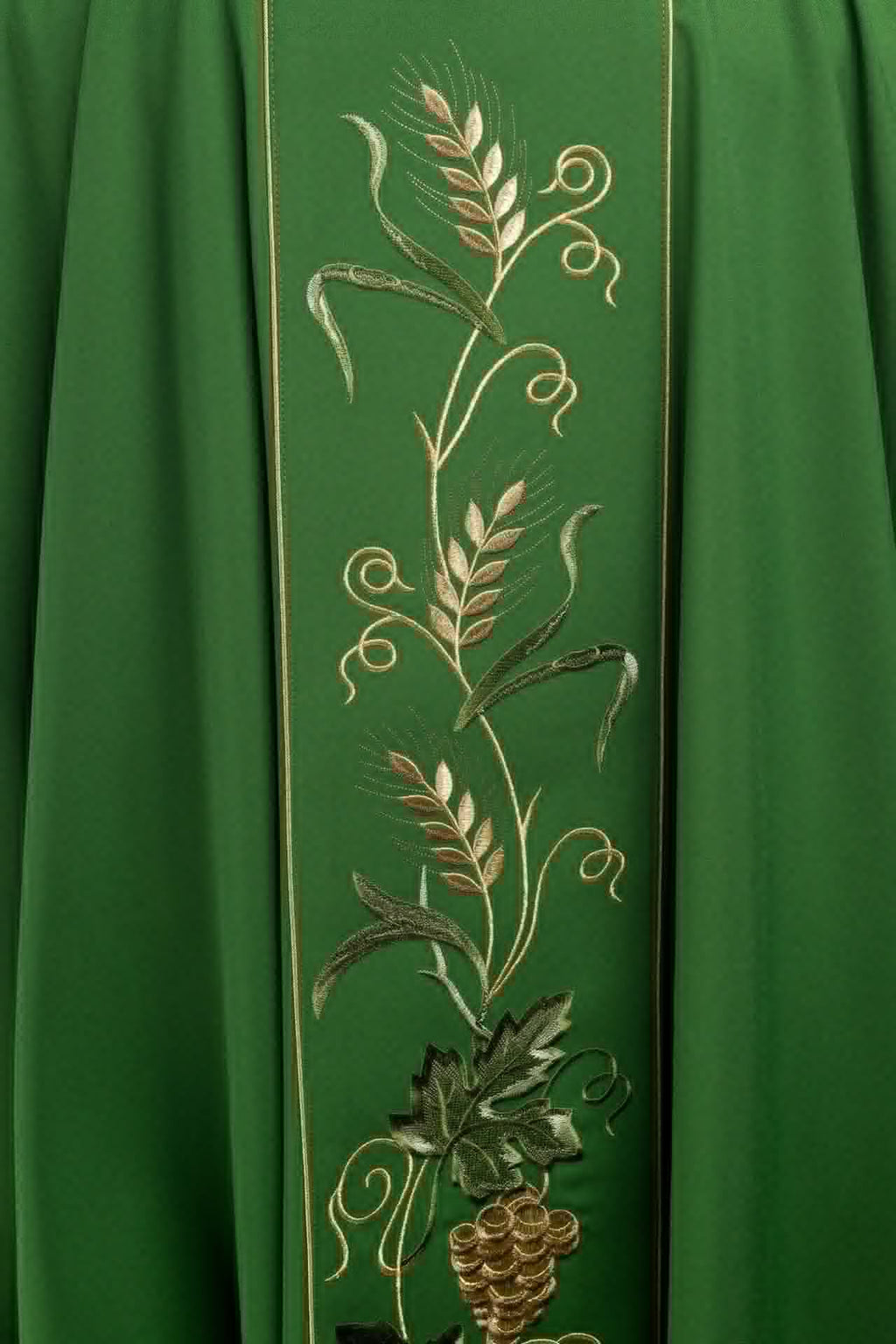 Zielony ornat na pasie z haftem IHS, kłosy i winogrona - ORNATY.PL