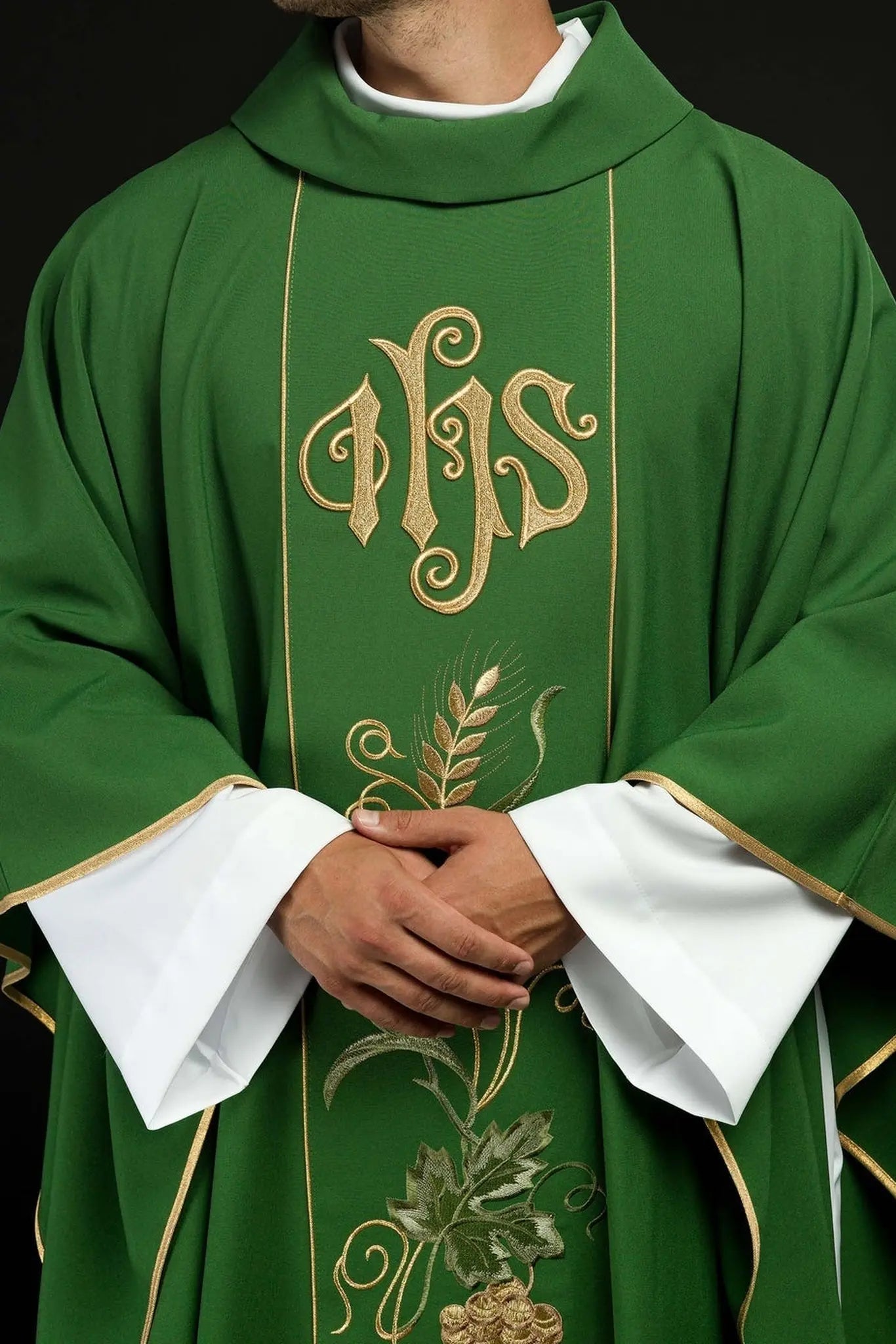 Chasuble verte à ceinture avec broderie IHS, oreilles et raisins