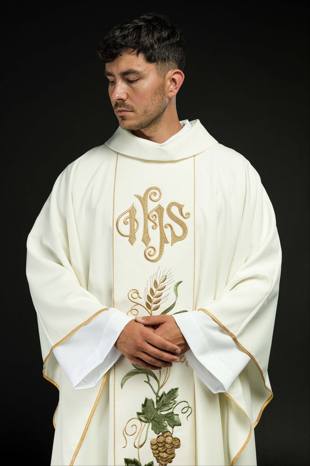 Ornat na pasie haftowany symbolem IHS, kłosy i winogrona ecru - ORNATY.PL
