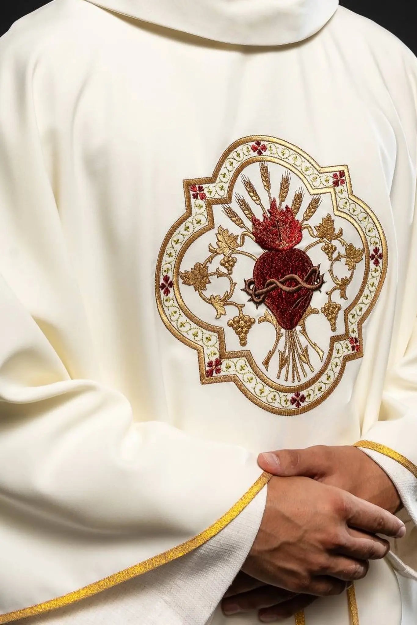 Chasuble brodée avec le motif du Cœur de Jésus et du calice eucharistique