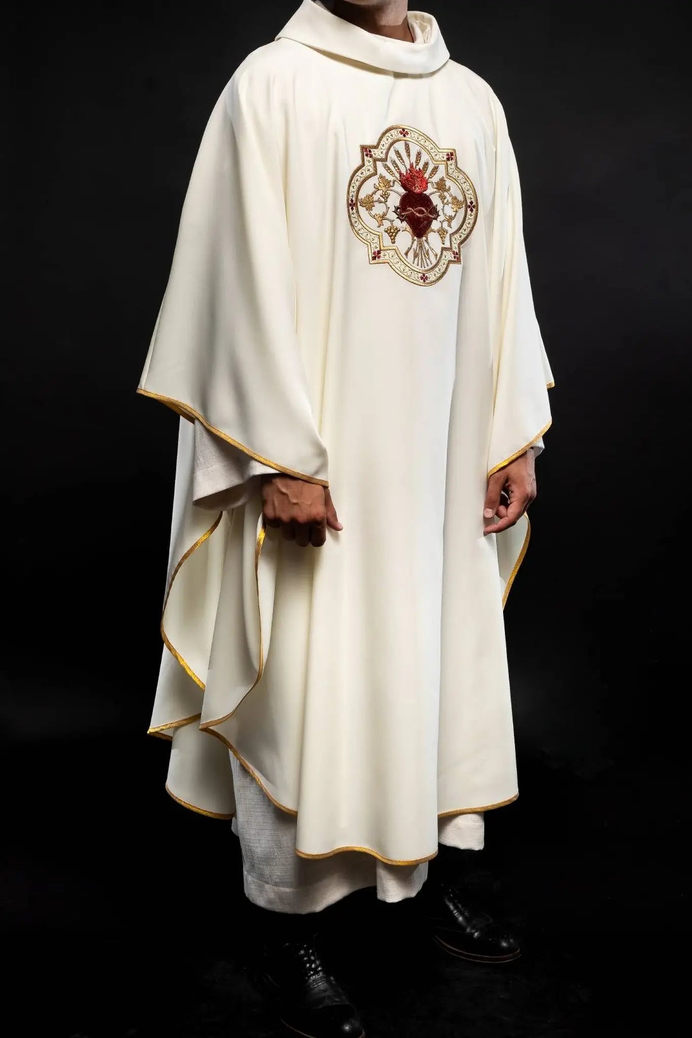 Chasuble brodée avec le motif du Cœur de Jésus et du calice eucharistique