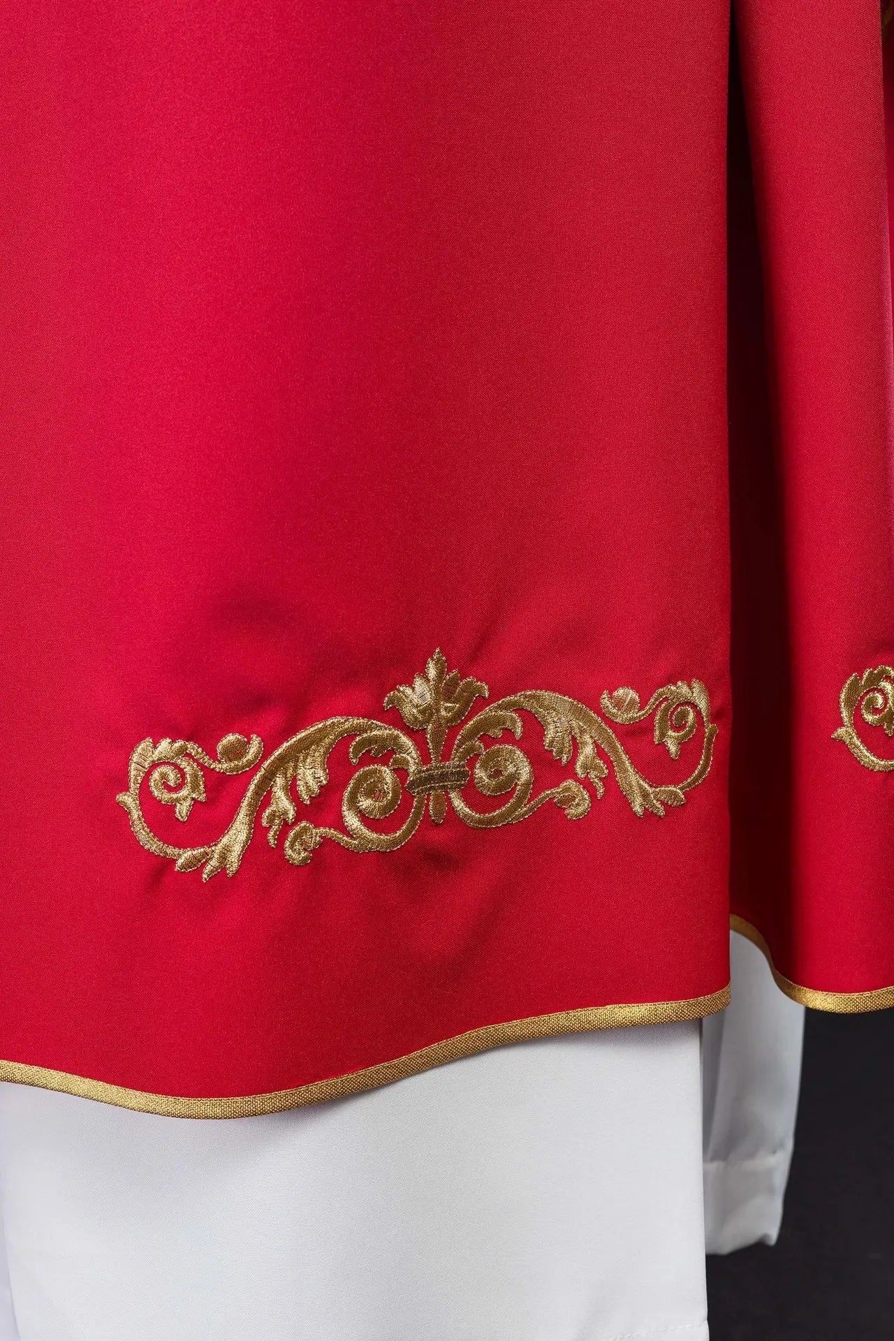 Chasuble rouge avec broderie IHS dorée et bordure décorative