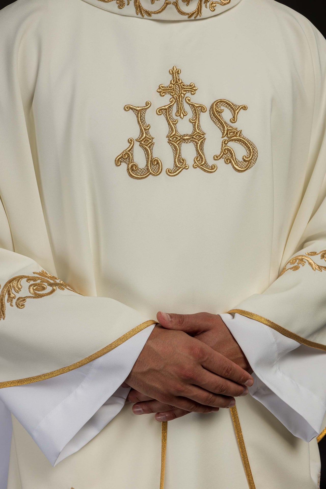 Ornat z zdobionym wykończeniem i motywem IHS - ORNATY.PL