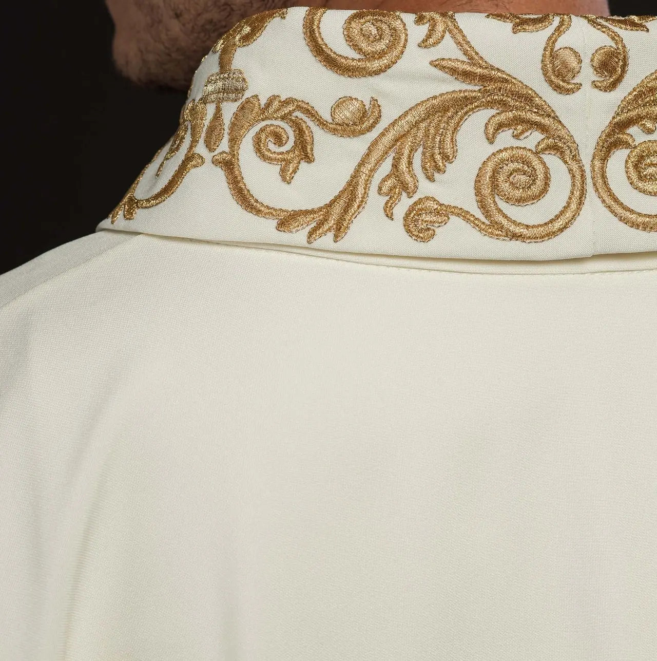 Chasuble avec bordure décorée et motif IHS