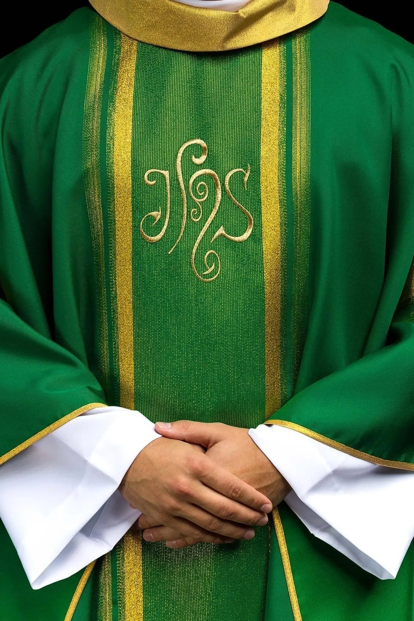 Chasuble verte brodée avec motif IHS et dorure