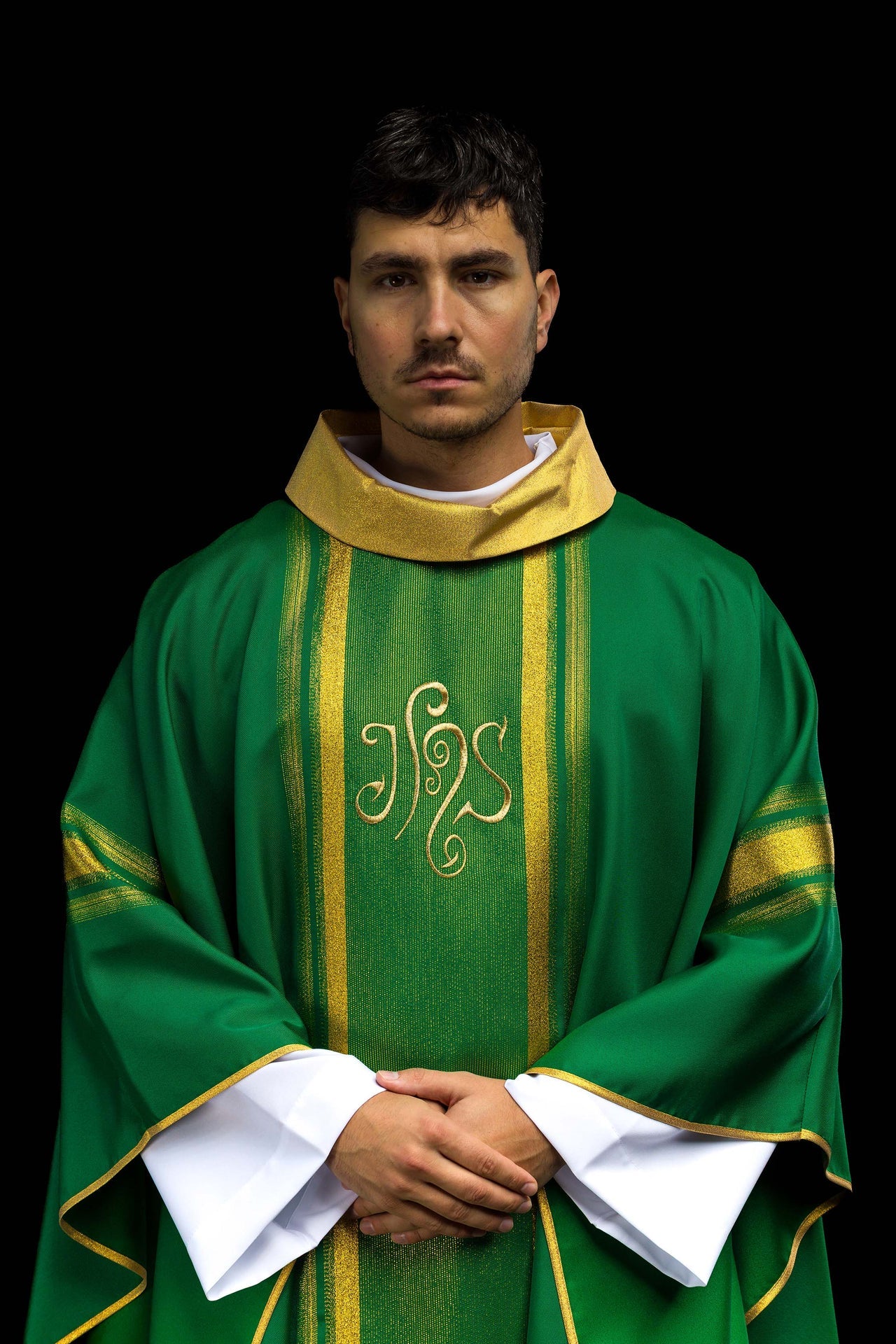 Chasuble verte brodée avec motif IHS et dorure
