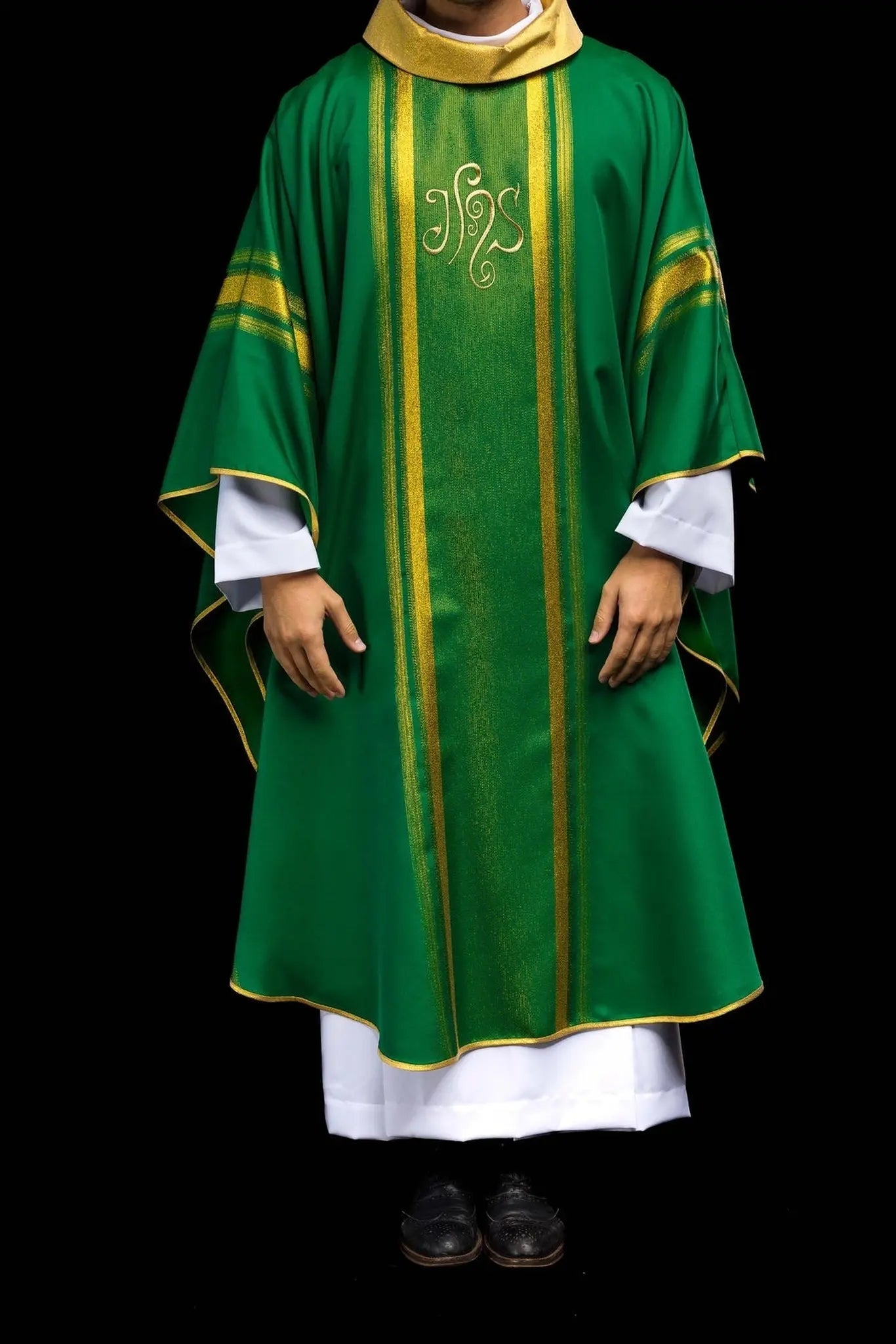 Chasuble verte brodée avec motif IHS et dorure
