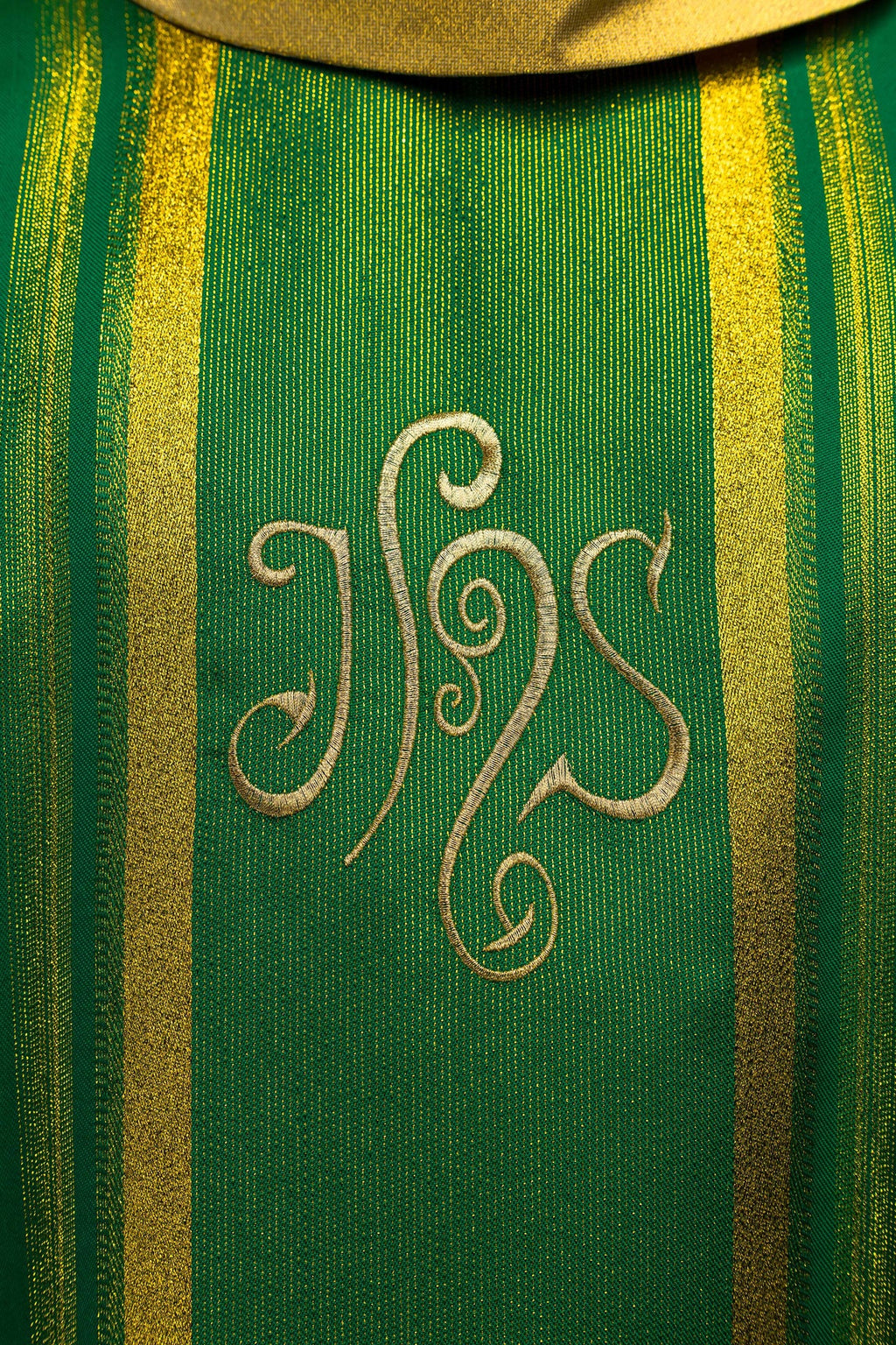 Chasuble verte brodée avec motif IHS et dorure