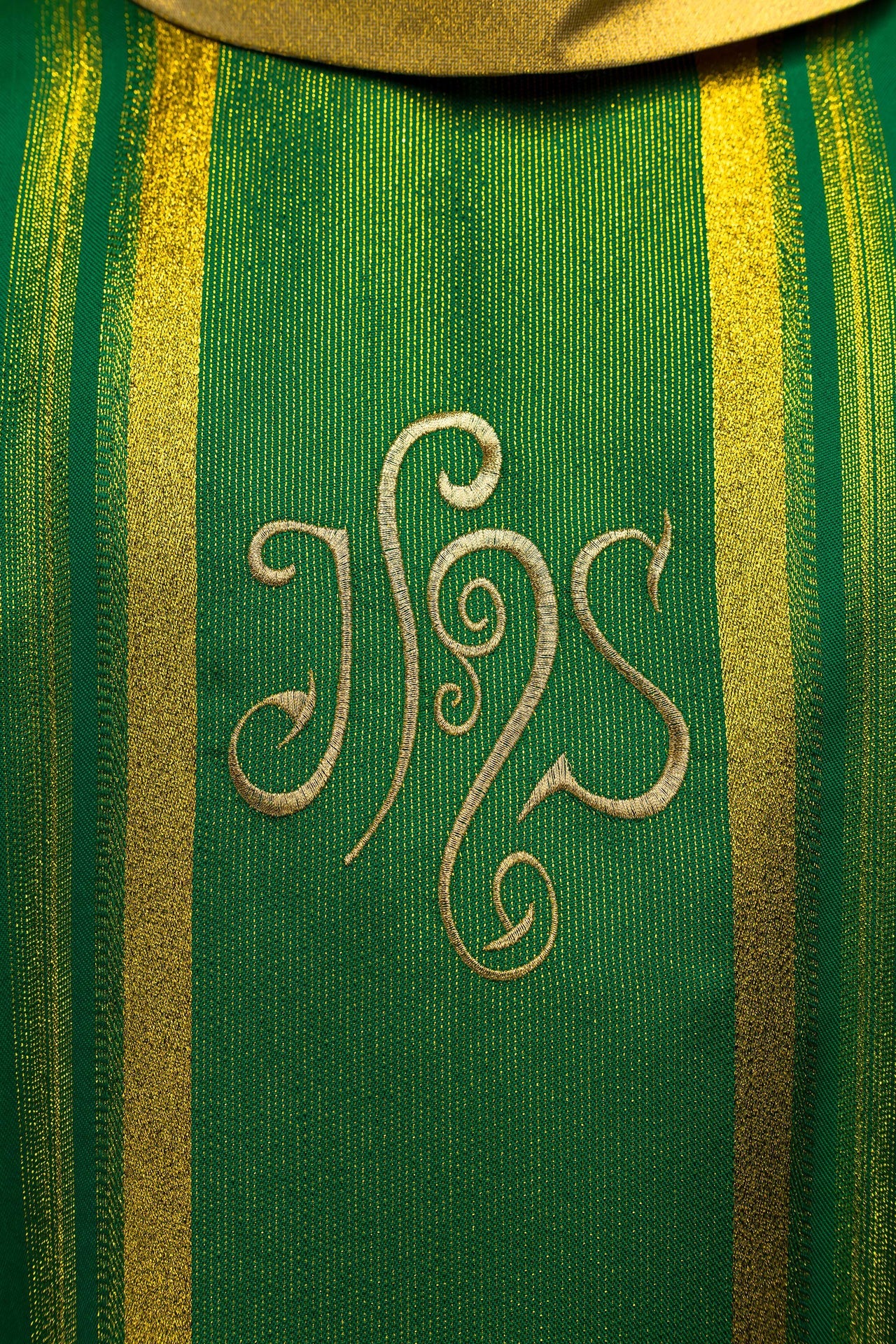 Chasuble verte brodée avec motif IHS et dorure