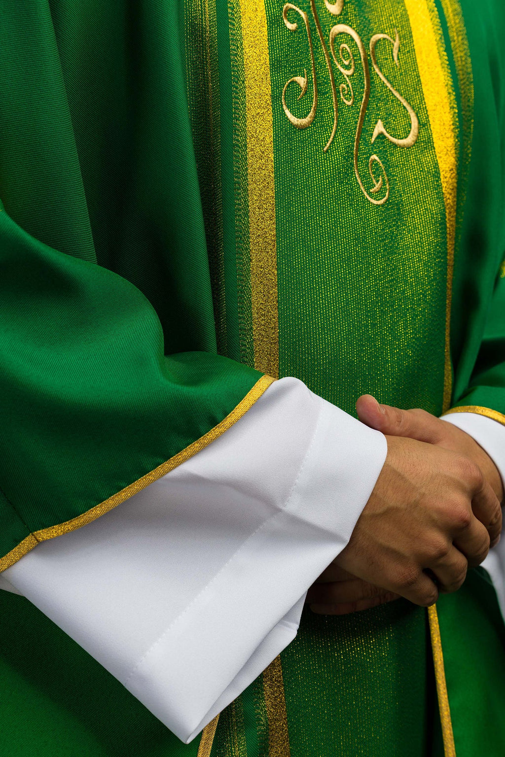 Chasuble verte brodée avec motif IHS et dorure