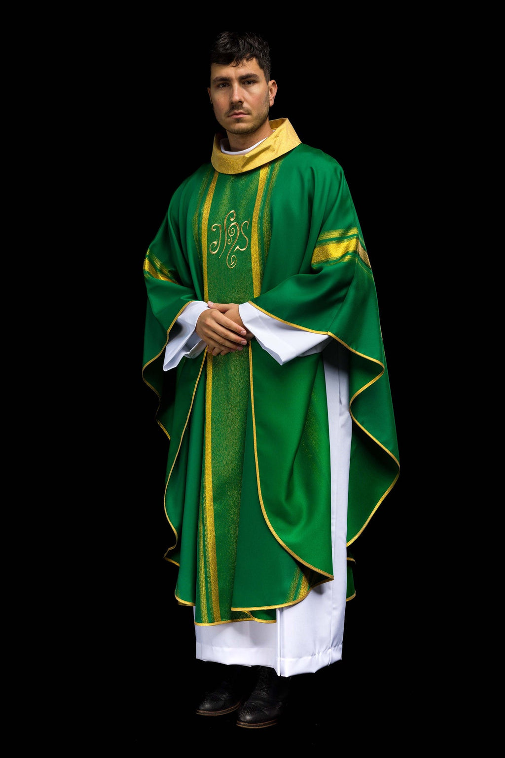 Chasuble verte brodée avec motif IHS et dorure
