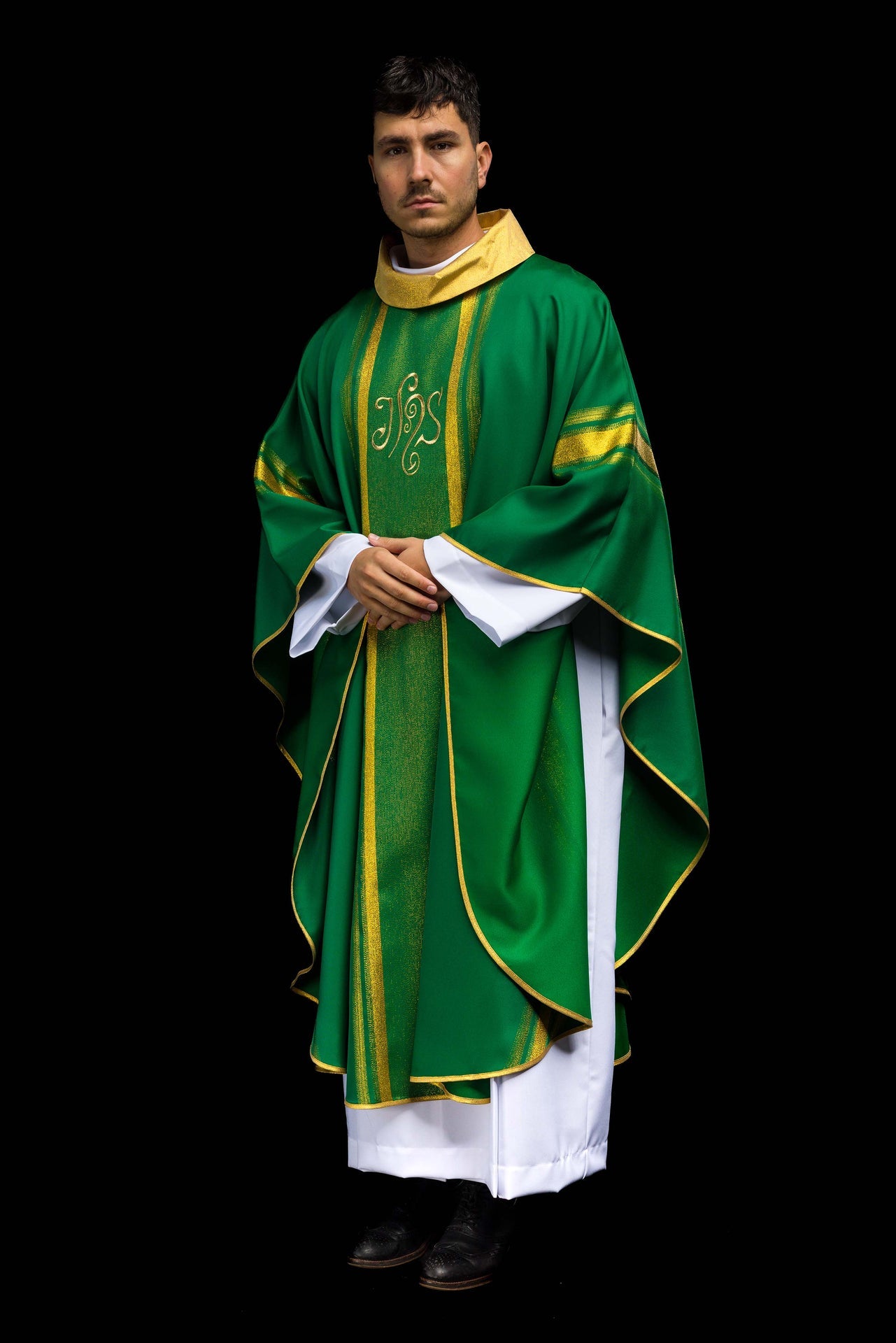 Chasuble verte brodée avec motif IHS et dorure