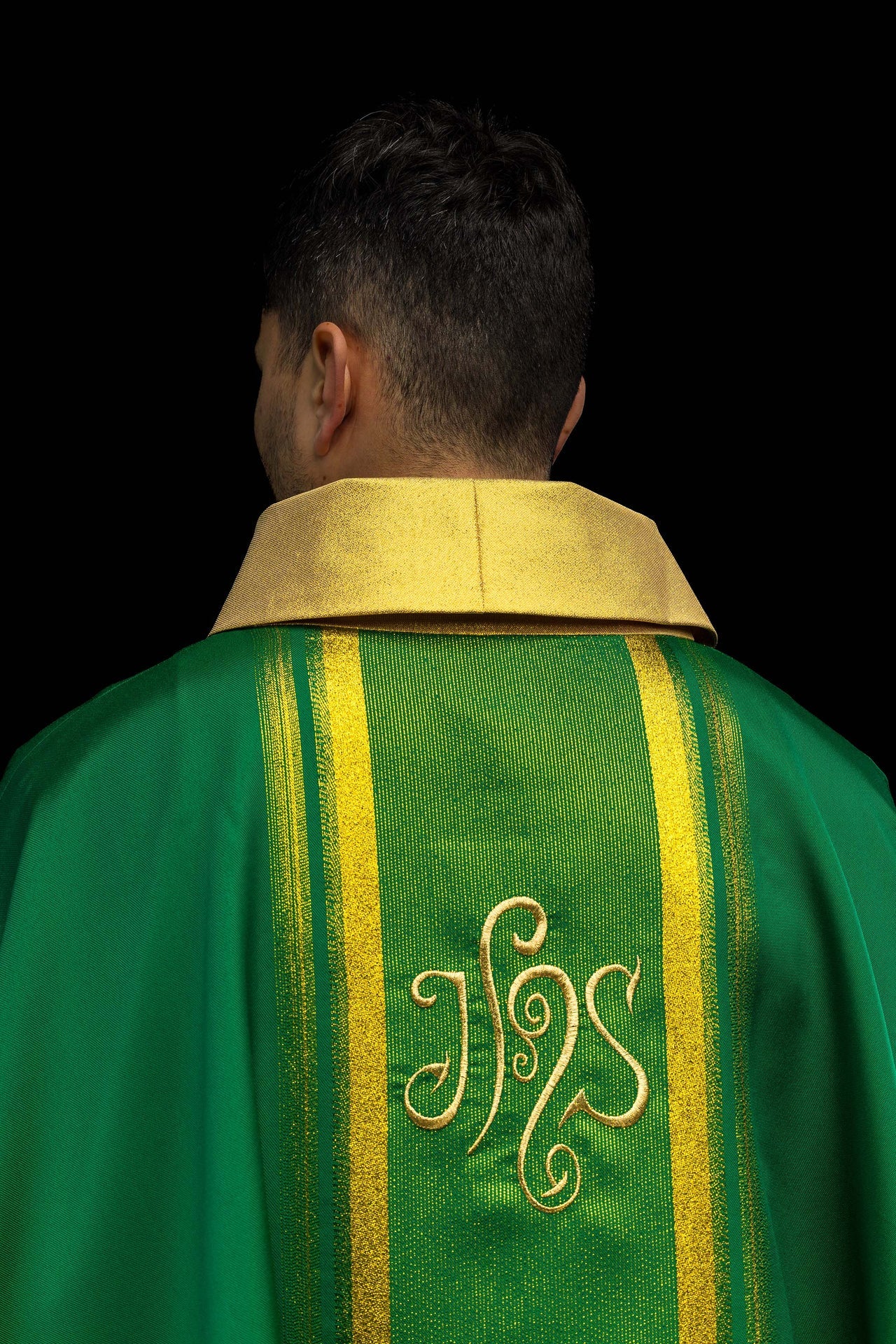 Chasuble verte brodée avec motif IHS et dorure
