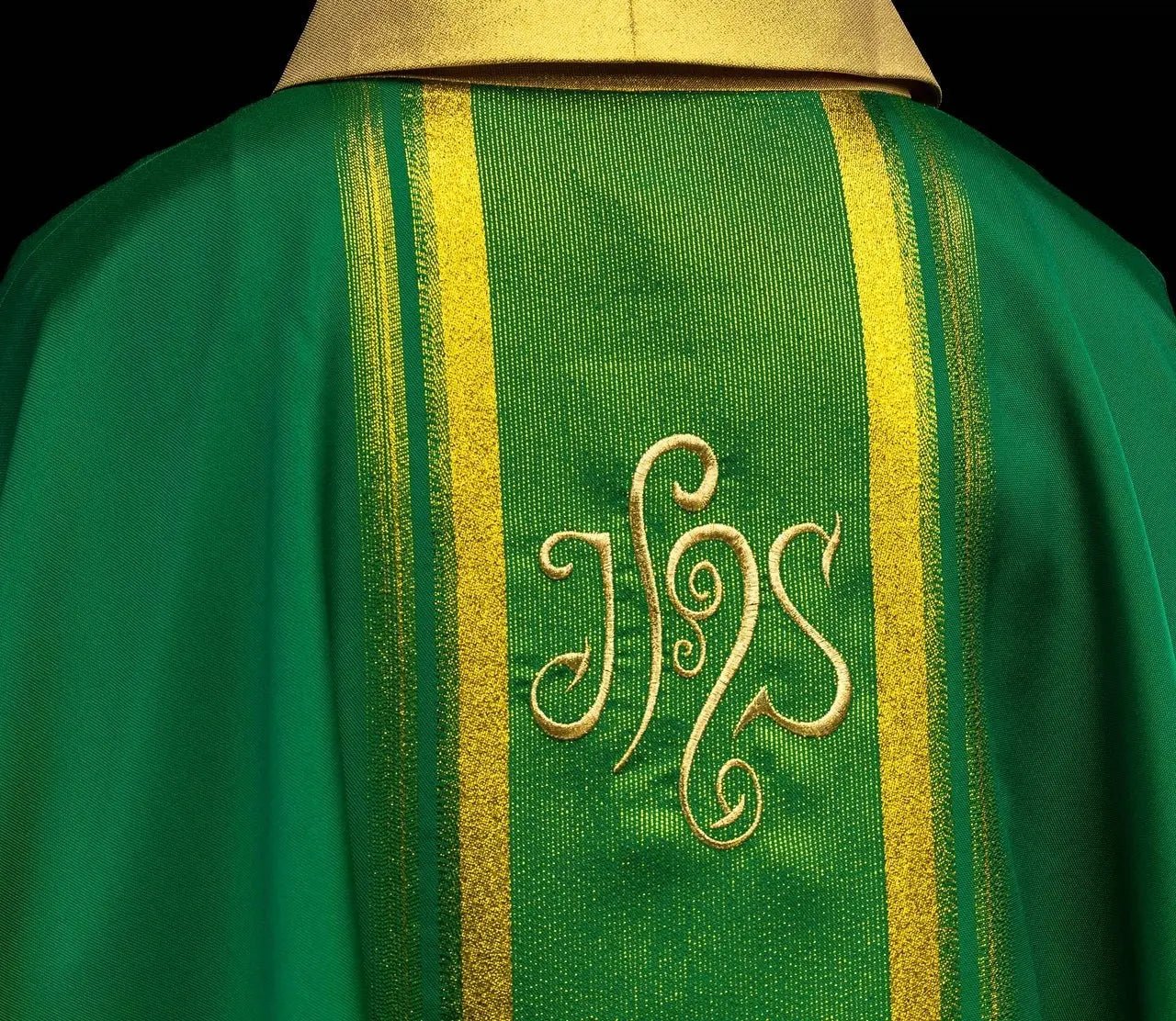 Chasuble verte brodée avec motif IHS et dorure