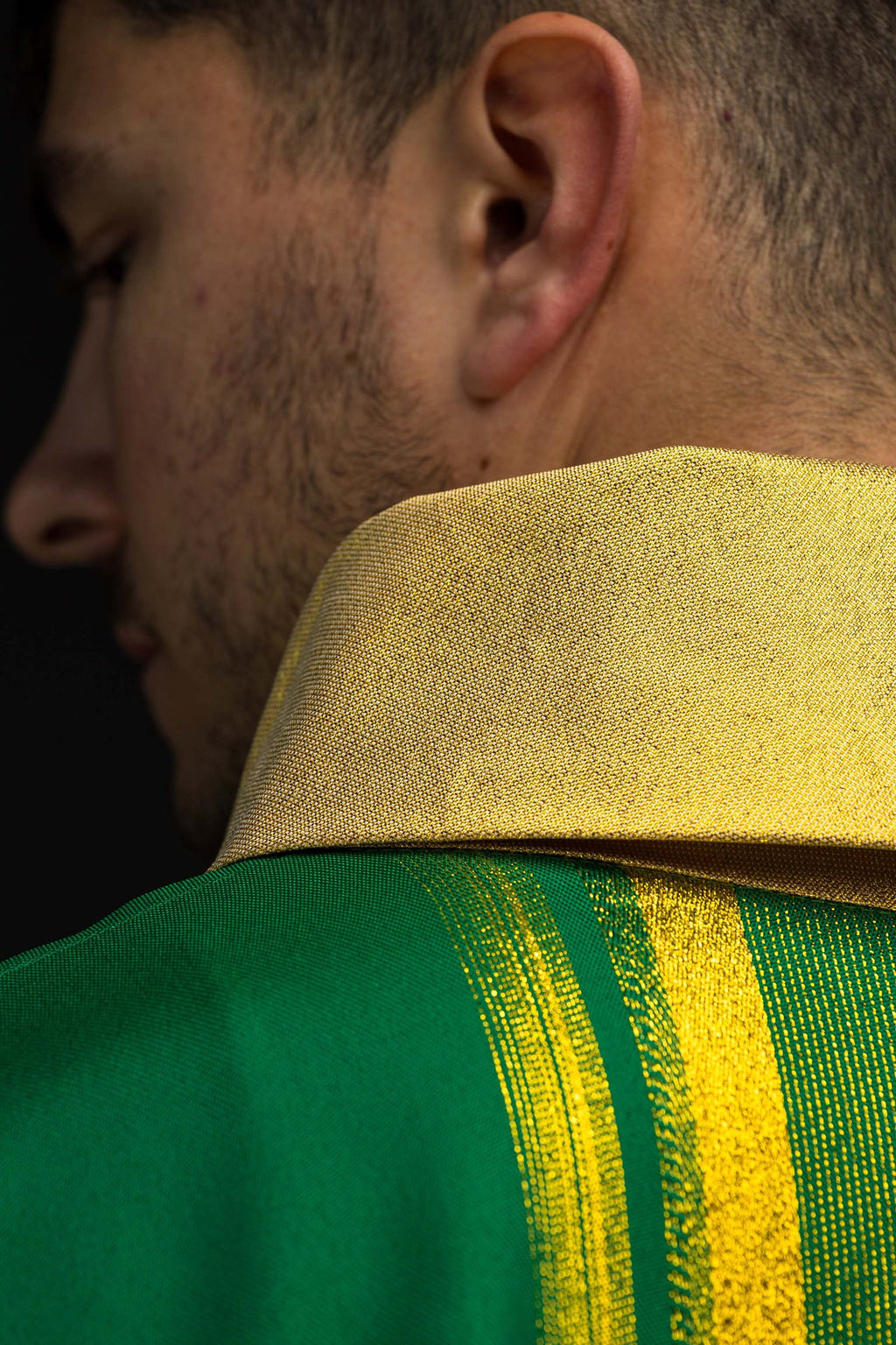 Chasuble verte brodée avec motif IHS et dorure