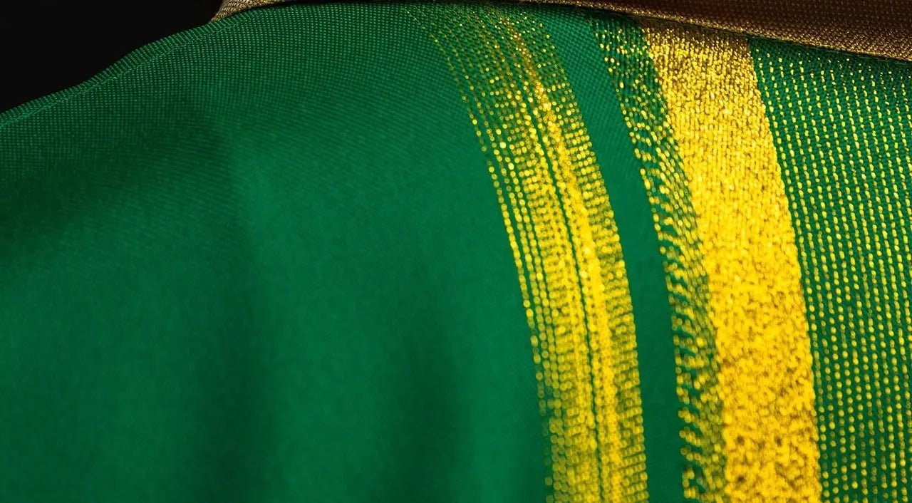 Chasuble verte brodée avec motif IHS et dorure