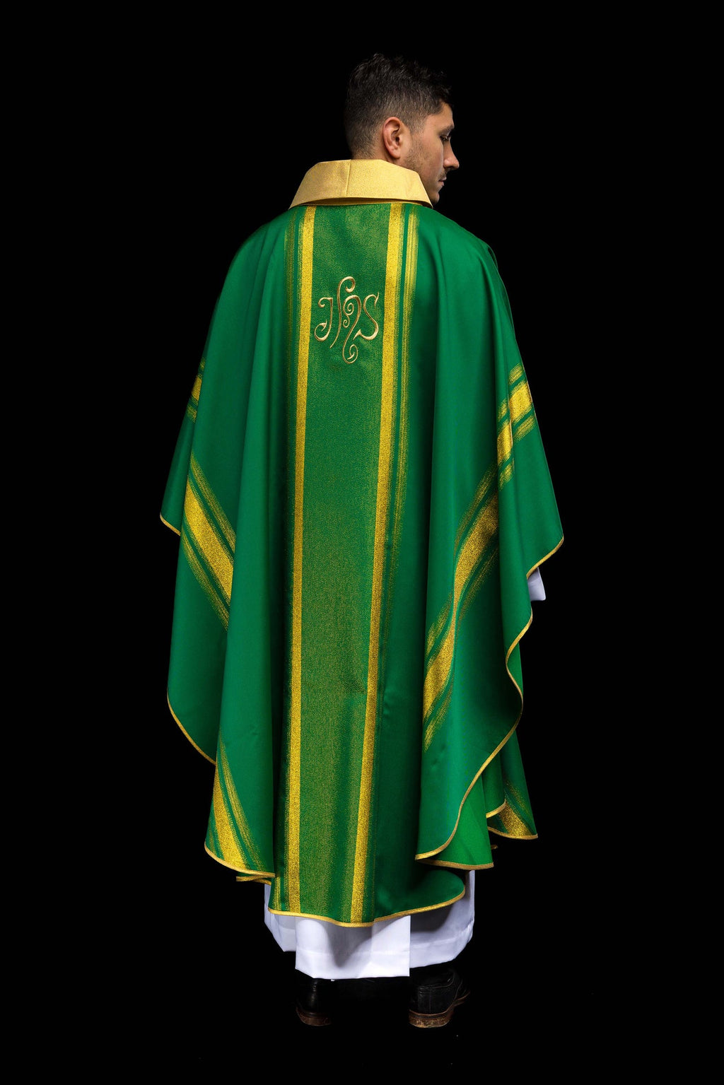 Chasuble verte brodée avec motif IHS et dorure