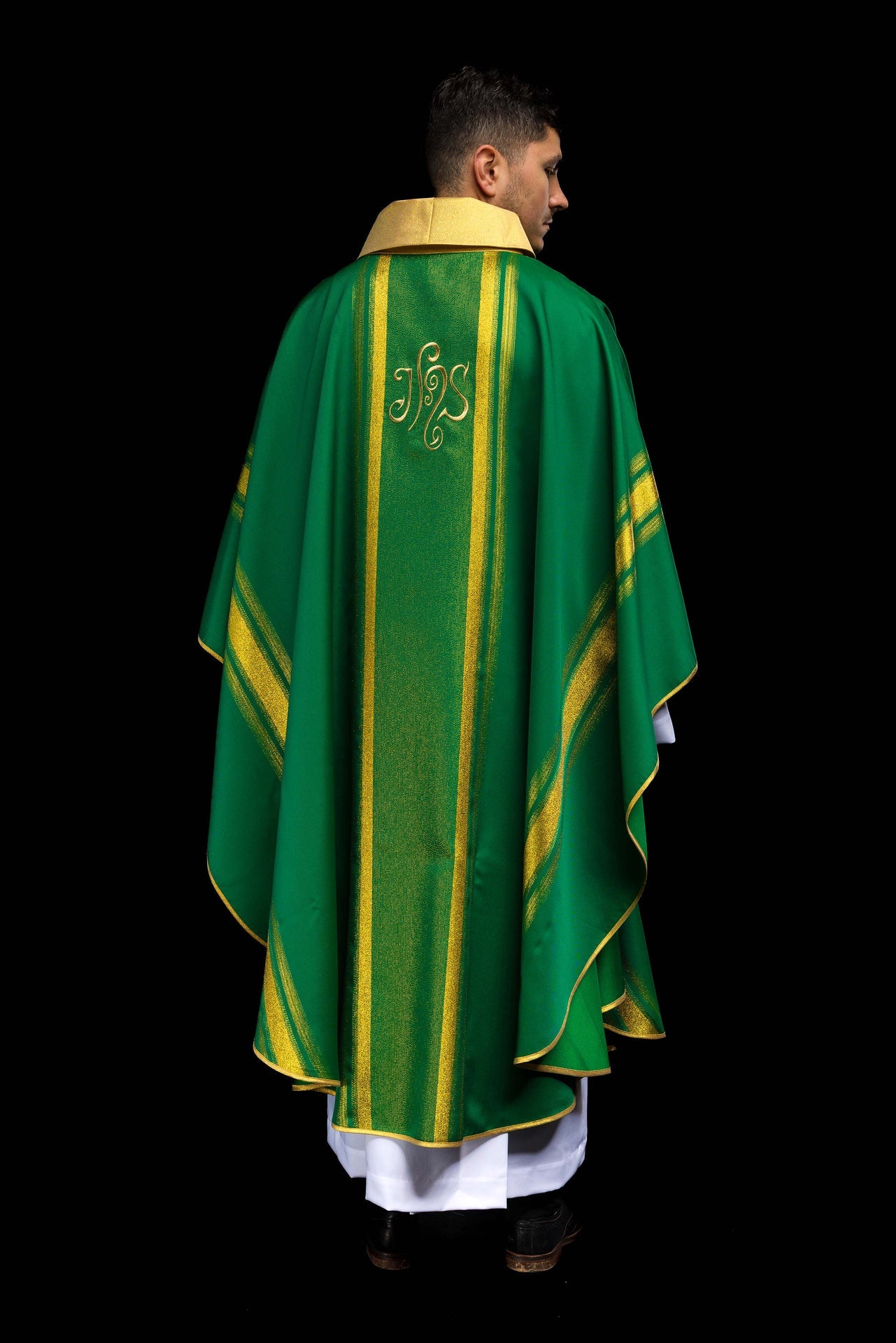 Chasuble verte brodée avec motif IHS et dorure