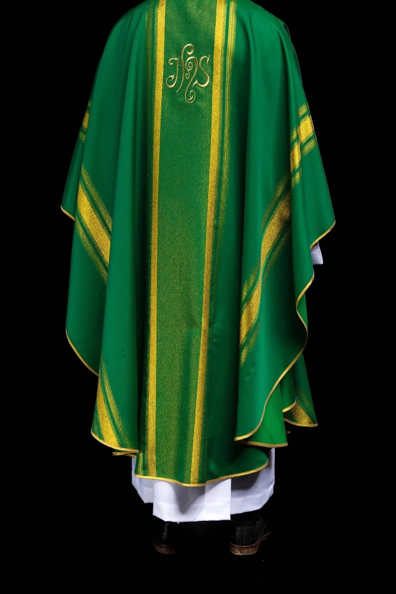 Chasuble verte brodée avec motif IHS et dorure