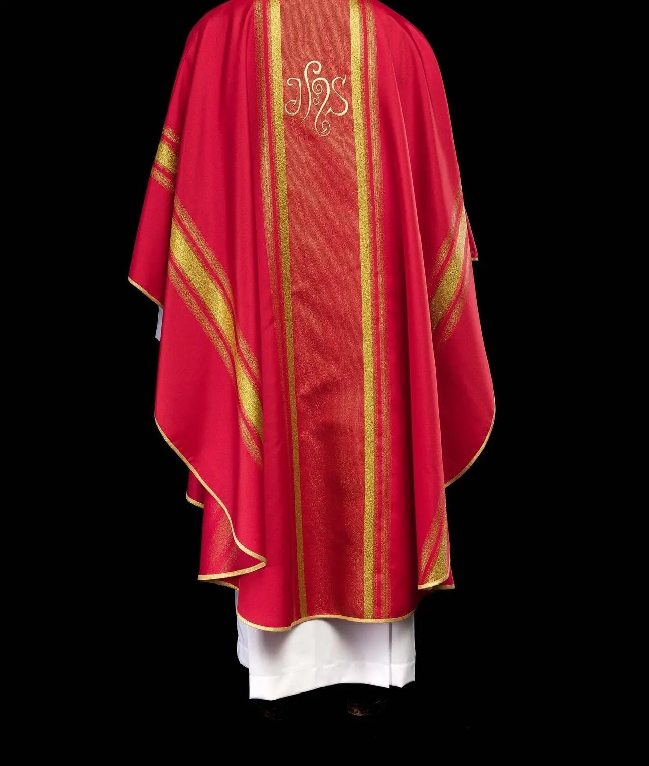 Chasuble rouge brodée avec motif IHS et dorure