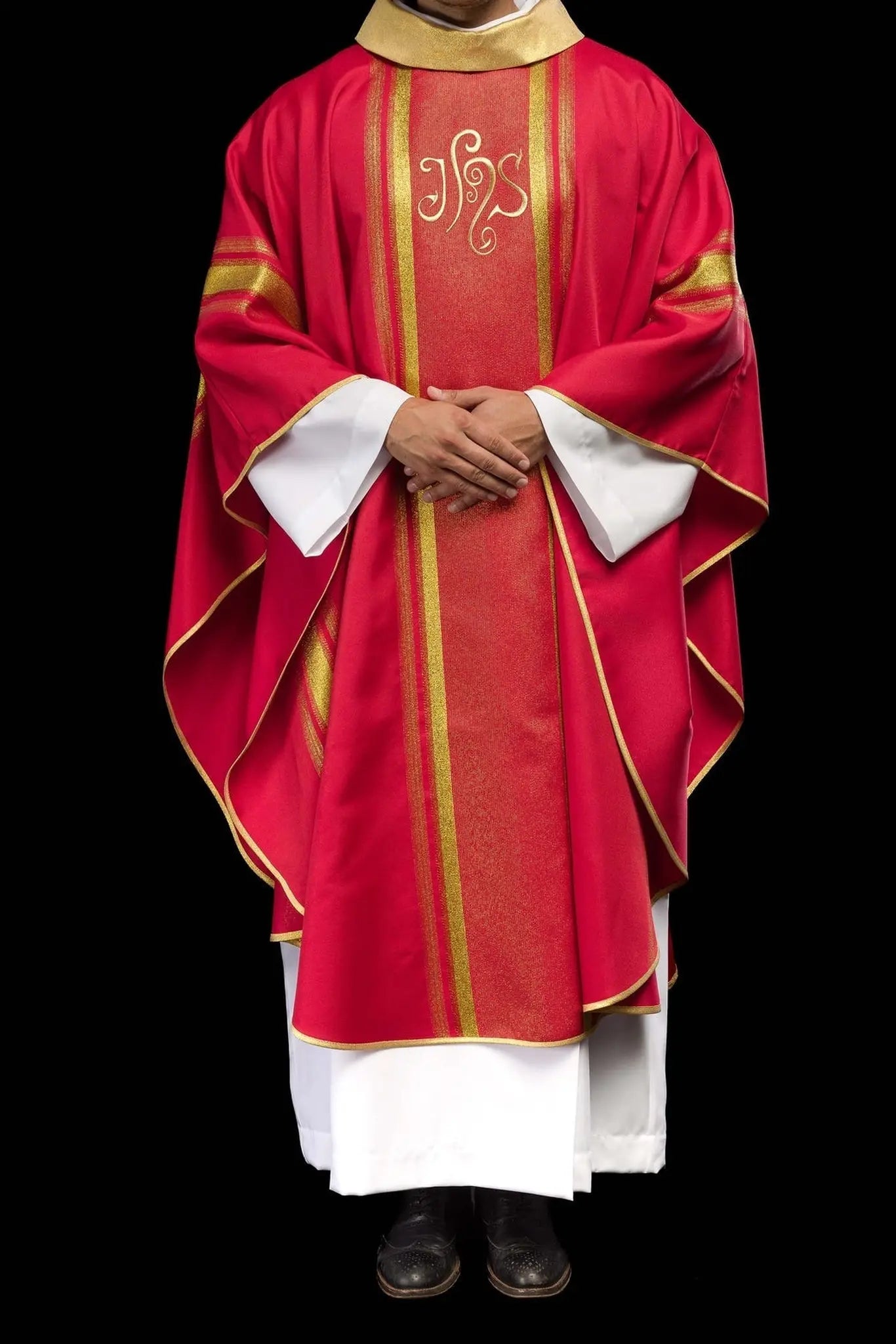 Chasuble rouge brodée avec motif IHS et dorure